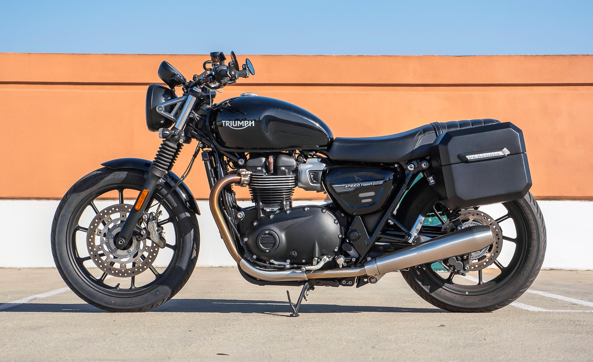 20L - Outlaw Quick-Mount Small Triumph Street Twin 900 Matte Hard Saddlebags Life Style Photo @expand