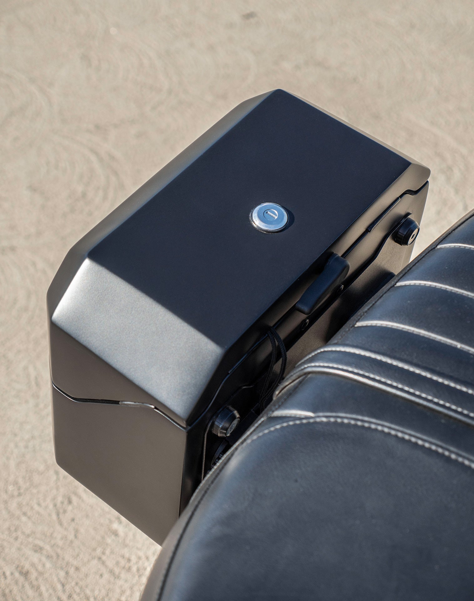 20L - Outlaw Quick-Mount Small Triumph Street Twin 900 Matte Hard Saddlebags Life style 3