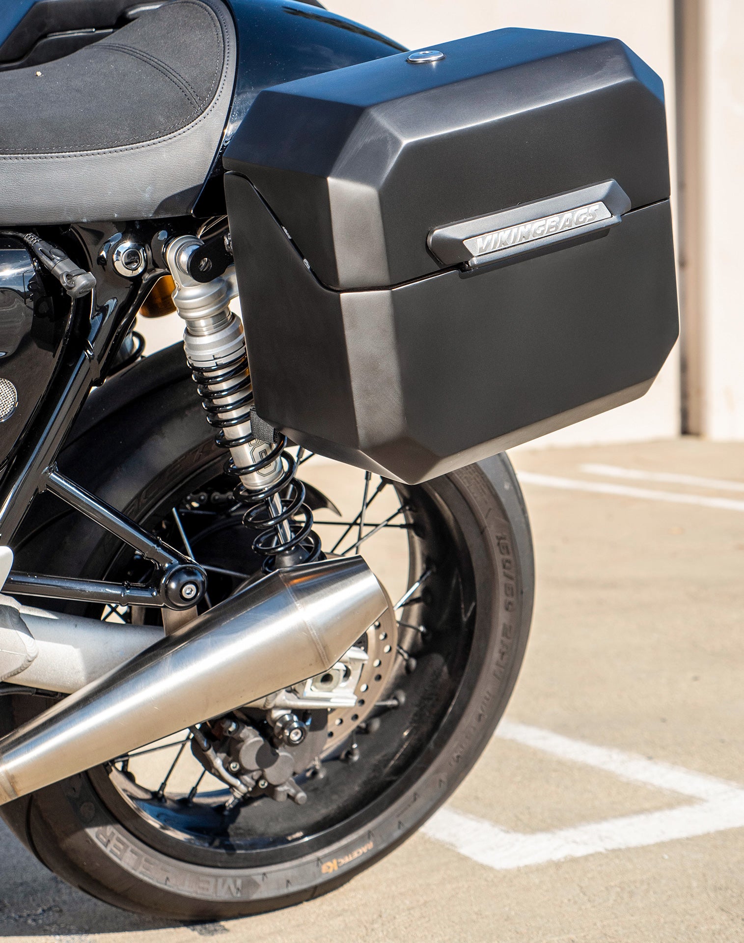 20L - Outlaw Quick-Mount Small Triumph Thruxton RS Matte Hard Saddlebags Life style 2