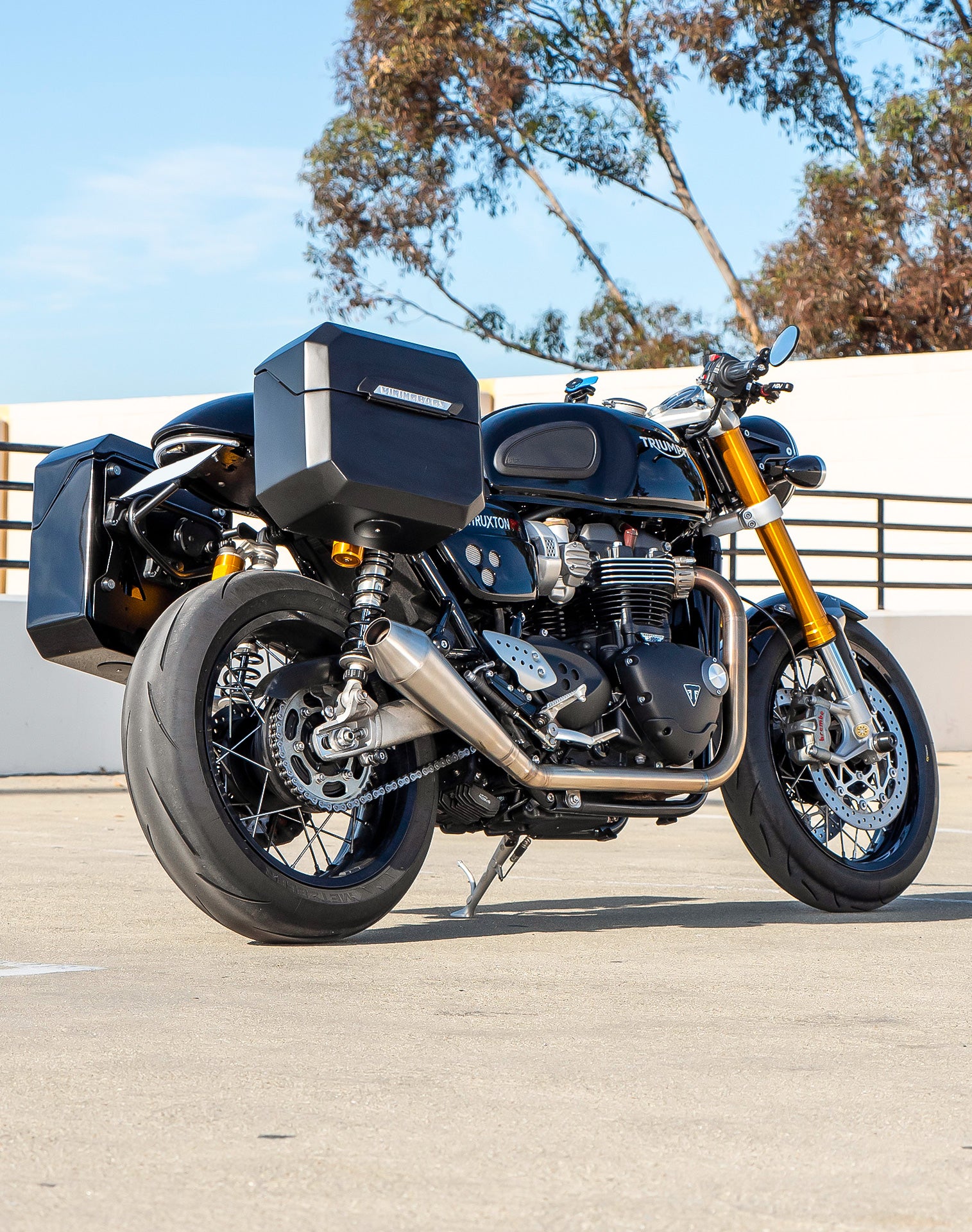 20L - Outlaw Quick-Mount Small Triumph Thruxton RS Matte Hard Saddlebags Life style 1