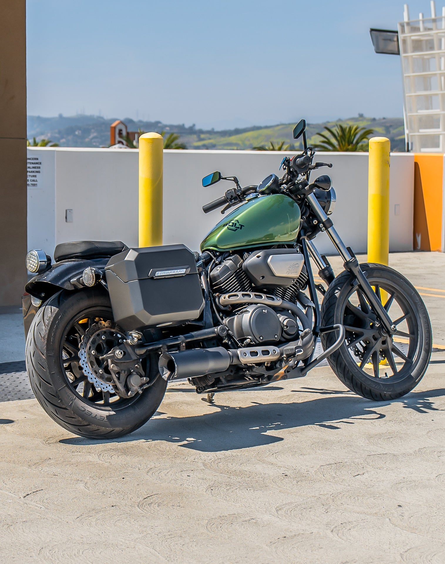 20L - Outlaw Quick-Mount Small Yamaha Bolt Specific Matte Hard Saddlebags Life style 1