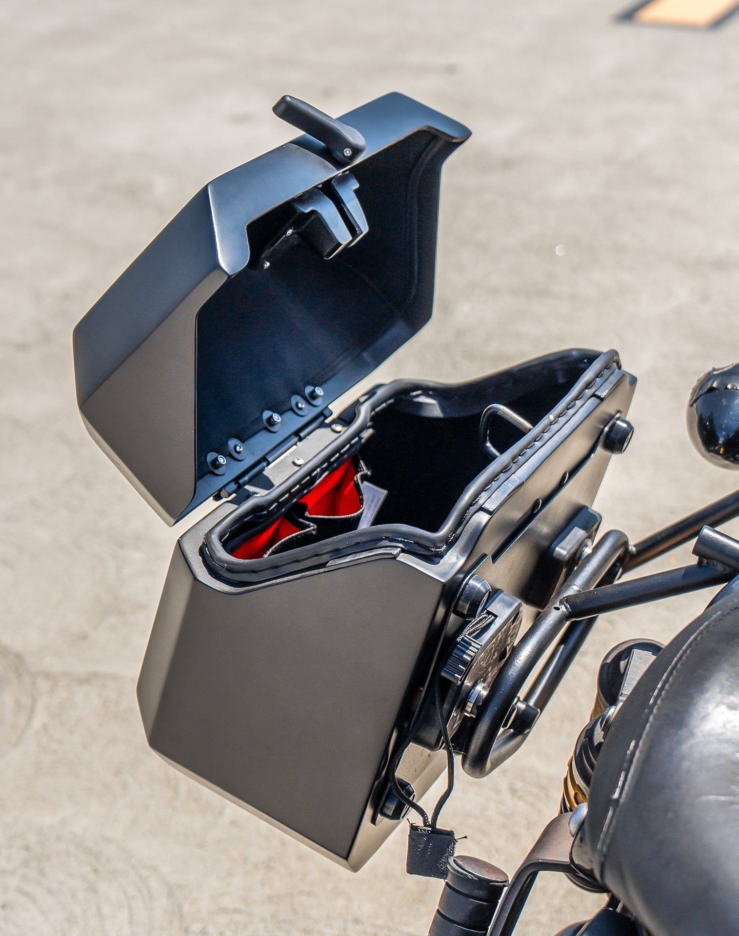 20L - Outlaw Quick-Mount Small Yamaha Bolt Specific Matte Hard Saddlebags Life style 4