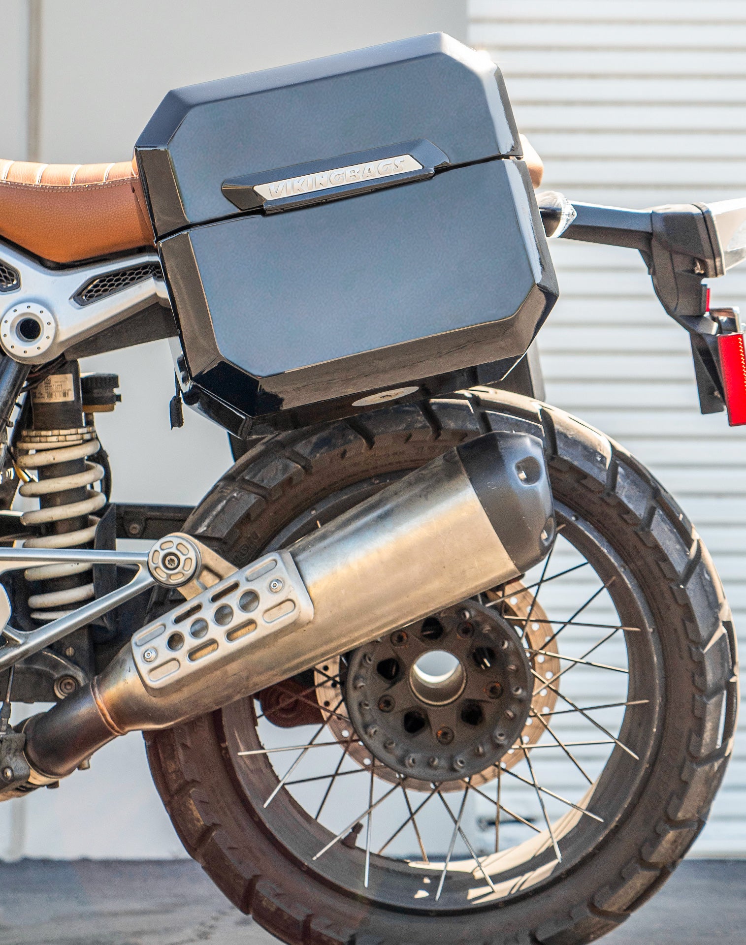 20L - Outlaw Quick-Mount Small BMW R nineT Pure/Racer/GS 2014+ Painted Hard Saddlebags Life style 2