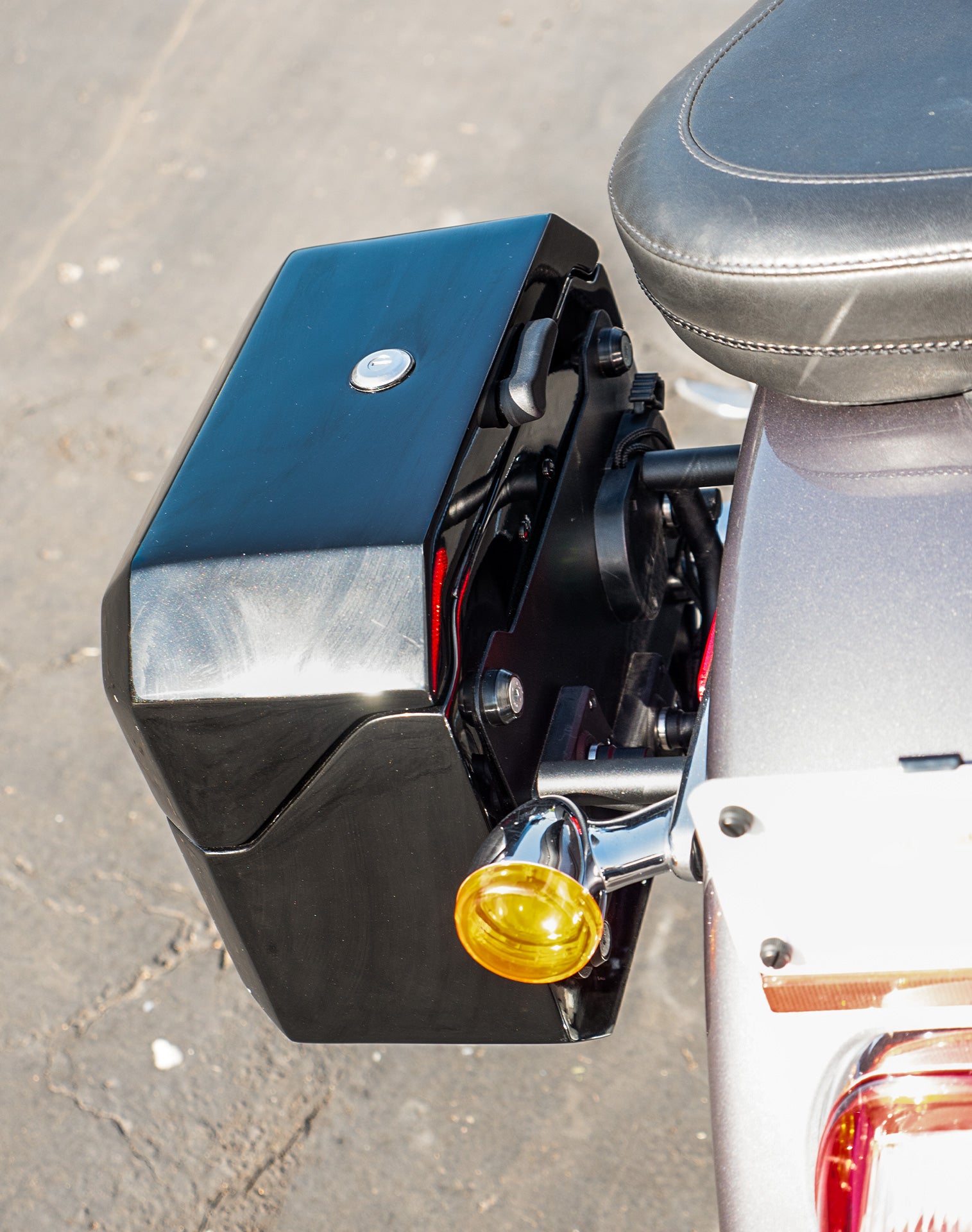 20L - Outlaw Quick-Mount Small Leather Wrapped Hard Saddlebags for Heritage Classic FLSTC/I Life style 3