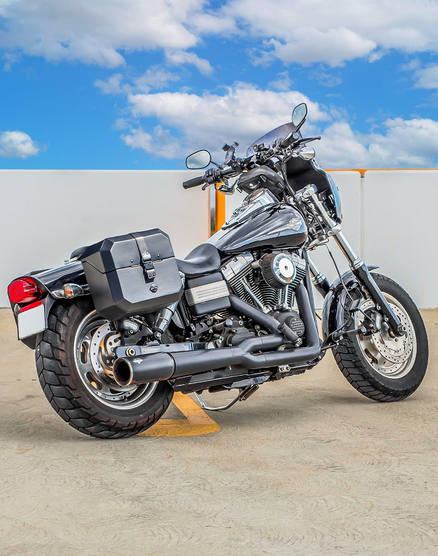 20L - Outlaw Quick-Mount Small Harley Dyna Fat Bob FXDF Leather Wrapped Hard Saddlebags Lifestyle