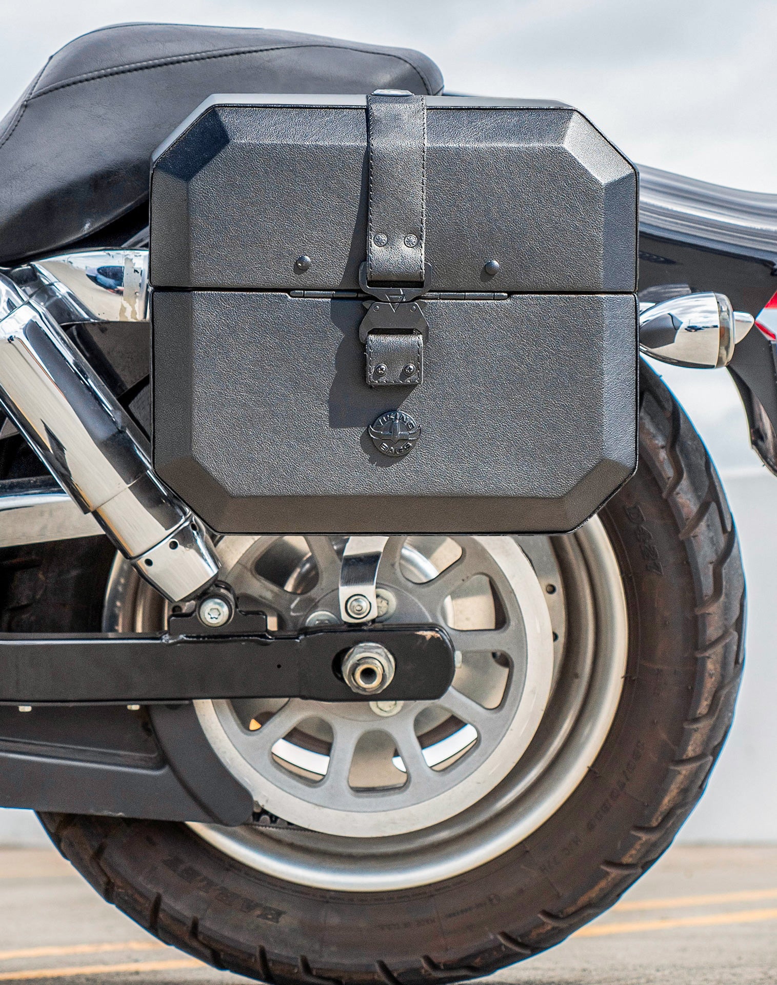 20L - Outlaw Quick-Mount Small Harley Dyna Fat Bob FXDF Leather Wrapped Hard Saddlebags Lifestyle