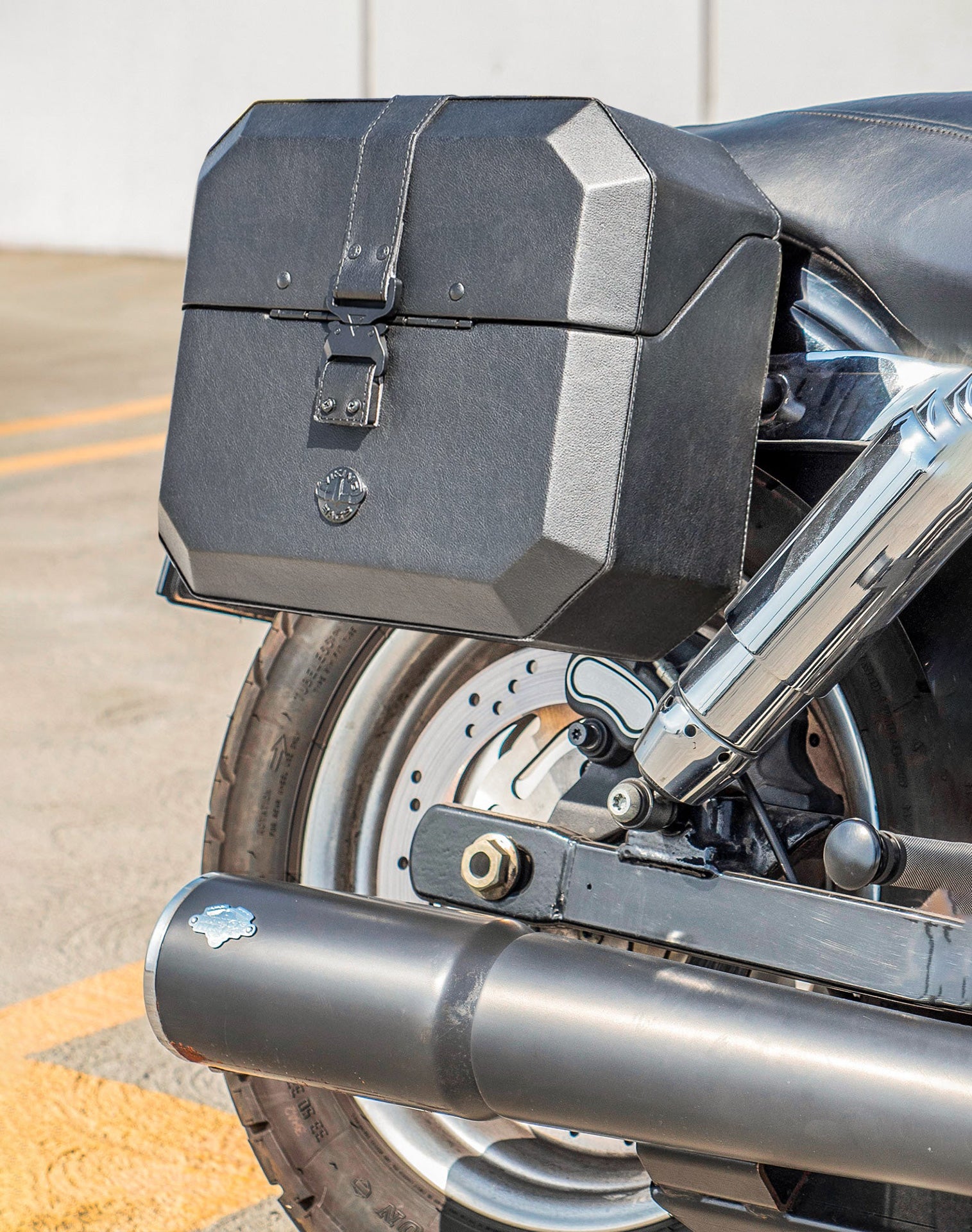 20L - Outlaw Quick-Mount Small Harley Dyna Fat Bob FXDF Leather Wrapped Hard Saddlebags Lifestyle
