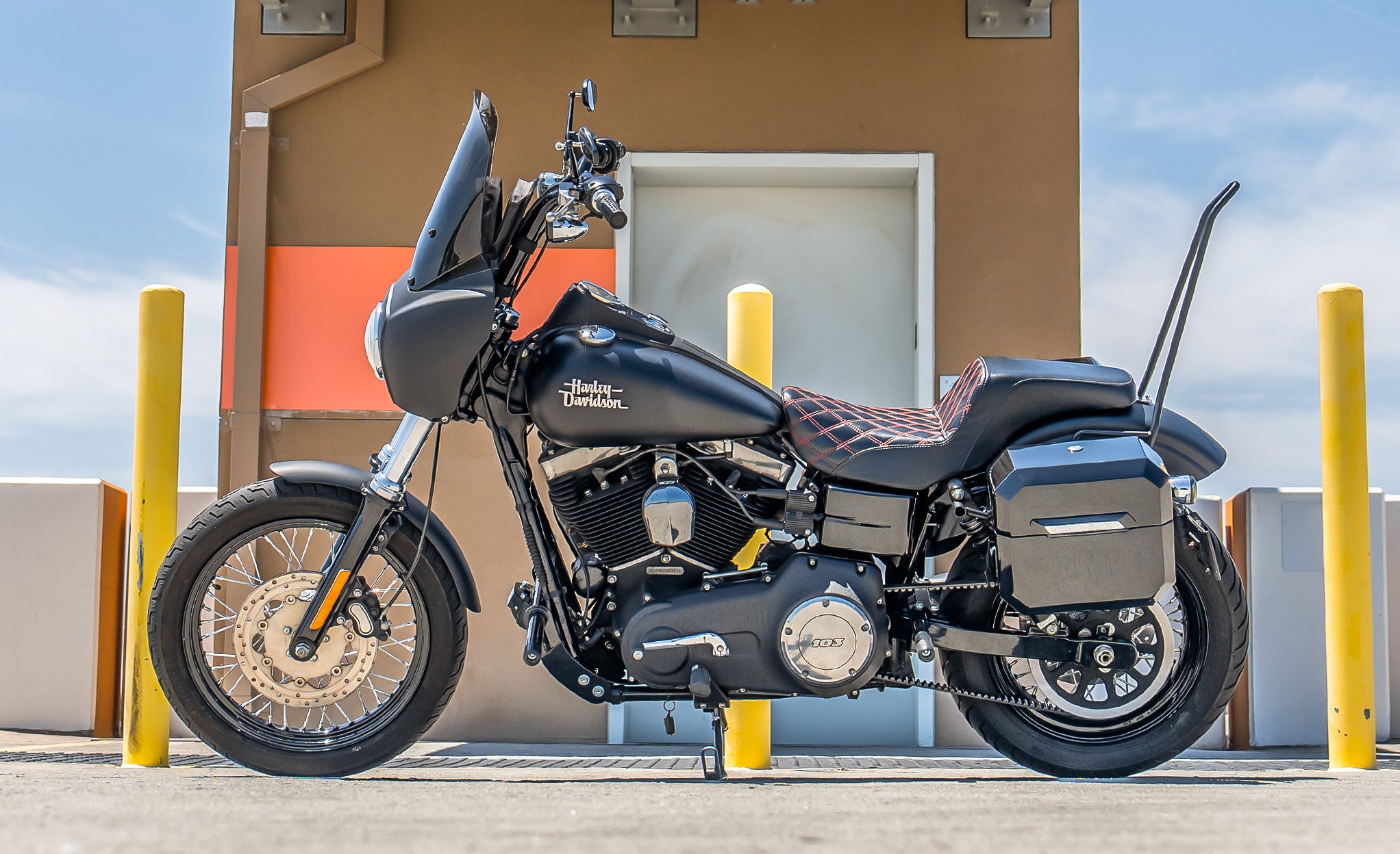 20L - Outlaw Quick-Mount Small Harley Dyna Street Bob FXDB Painted Hard Saddlebags Life Style Photo @expand