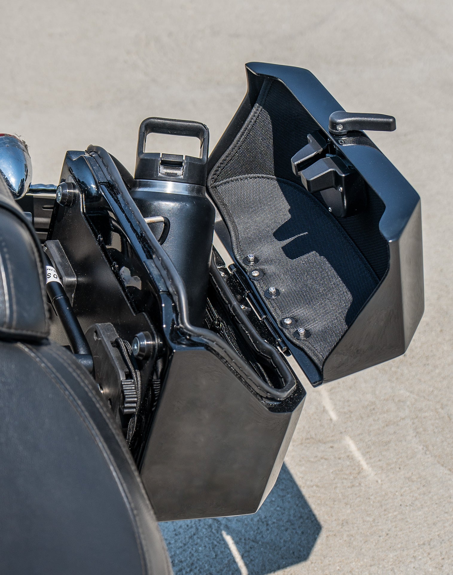 20L - Outlaw Quick-Mount Small Harley Softail Fat Boy FLFB/S Painted Hard Saddlebags Lifestyle 4