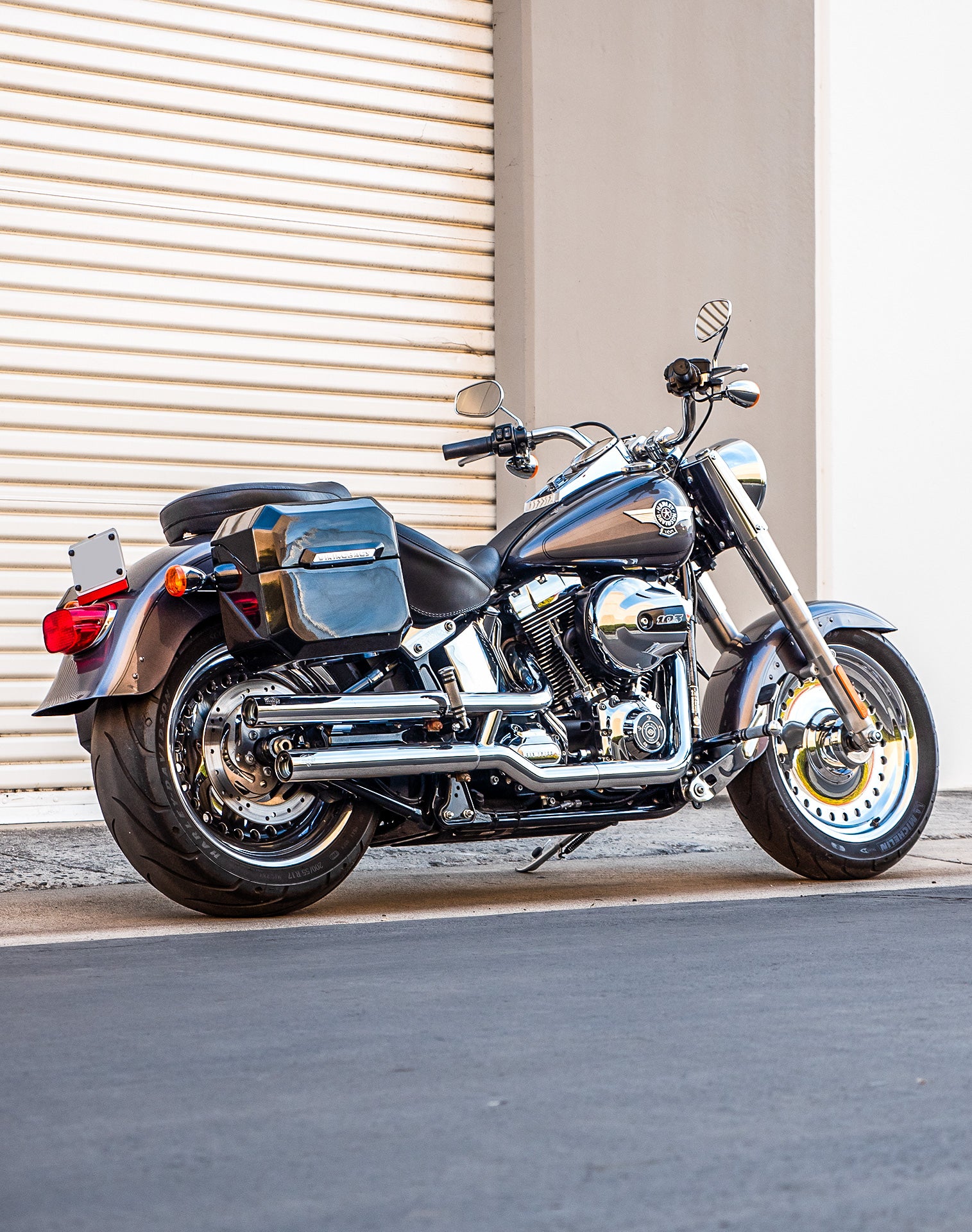 20L - Outlaw Quick-Mount Small Painted Hard Saddlebags for Harley Softail Fat Boy FLSTF/I Life style 1