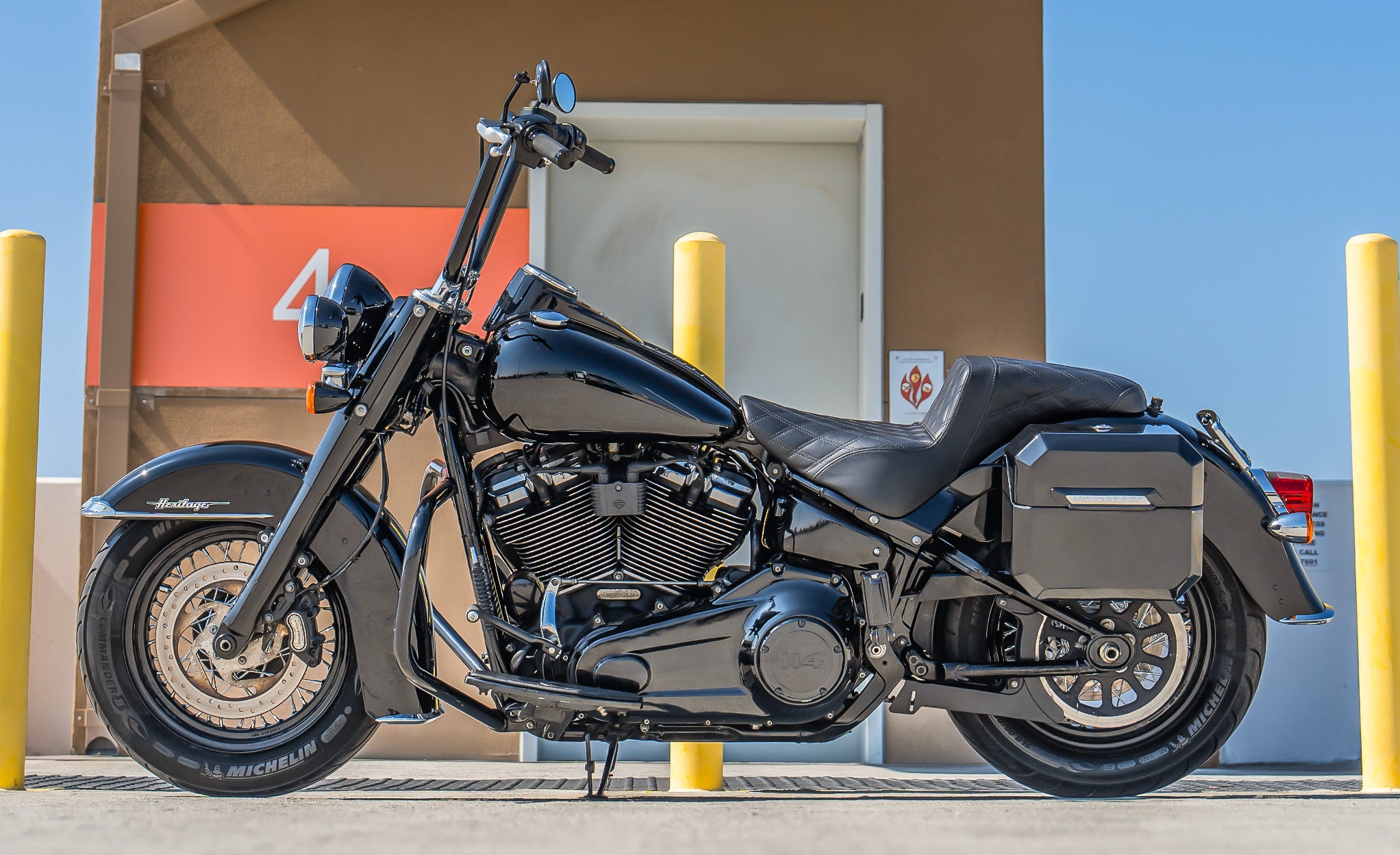 20L - Outlaw Quick-Mount Small Harley Softail Heritage FLHC/S Painted Hard Saddlebags Lifestyle @expand