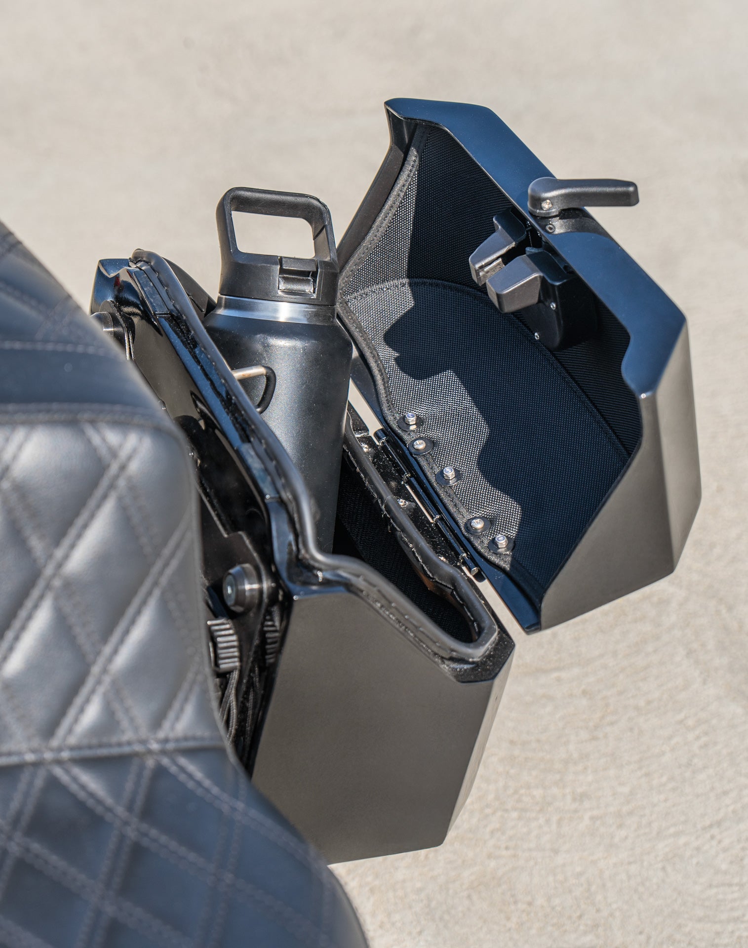 20L - Outlaw Quick-Mount Small Harley Softail Heritage FLHC/S Painted Hard Saddlebags Lifestyle