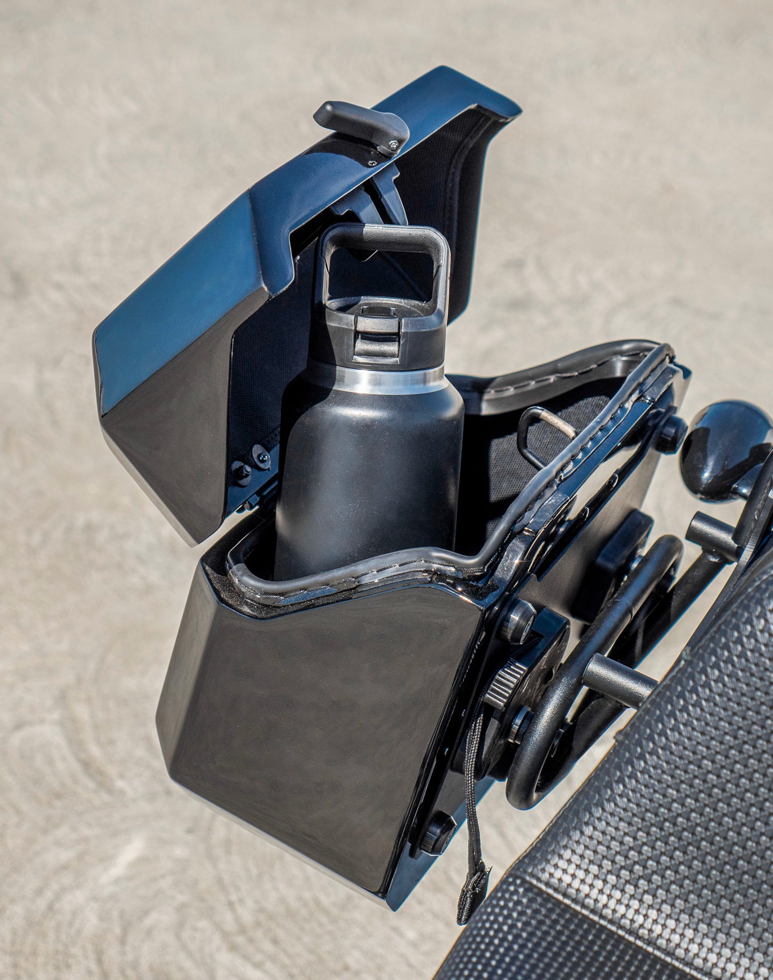 20L - Outlaw Quick-Mount Small Harley Softail Low Rider S FXLRS Painted Hard Saddlebags Life style 4