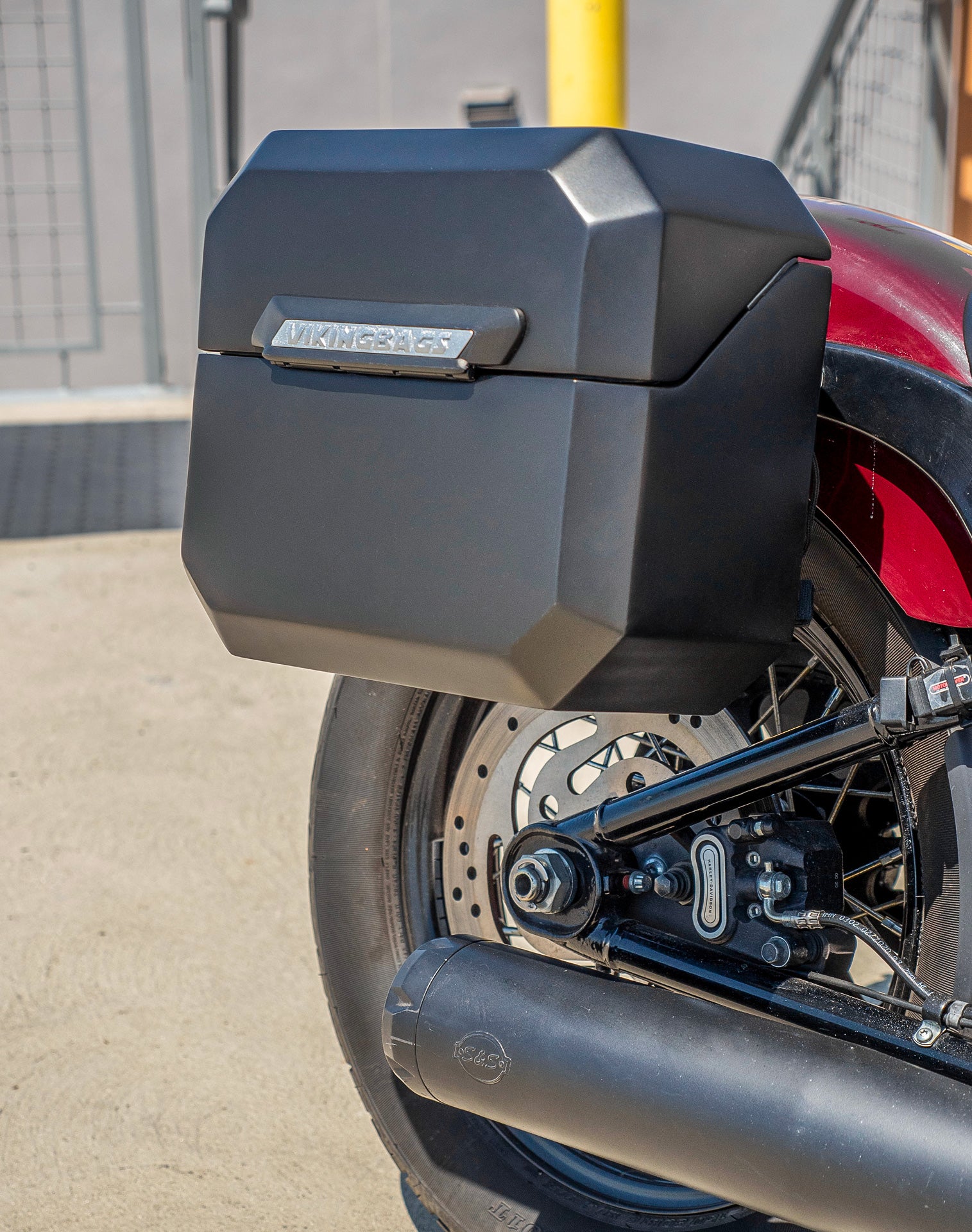 20L - Outlaw Quick-Mount Small Harley Softail Slim FLSL Painted Hard Saddlebags Life style 3