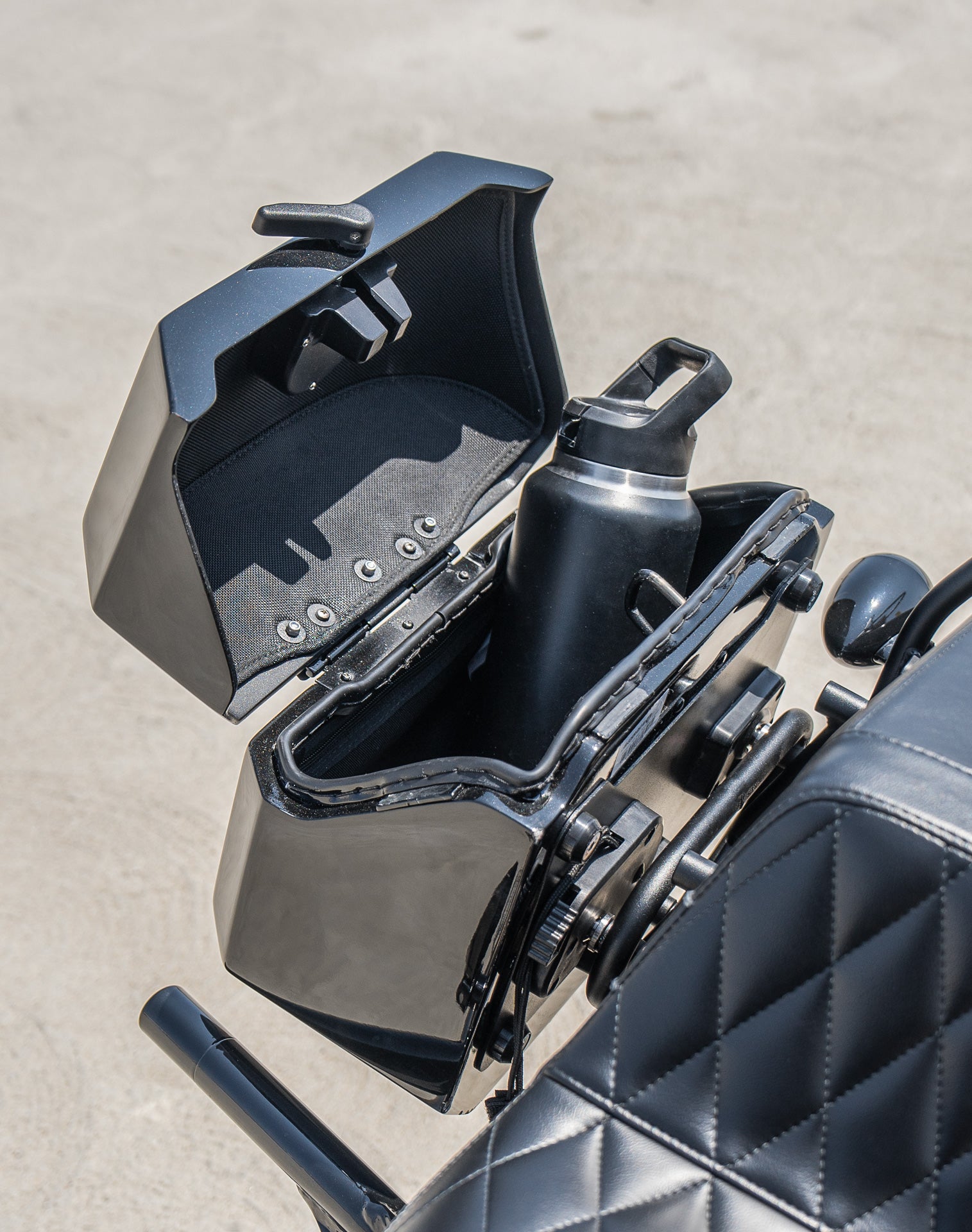 20L - Outlaw Quick-Mount Small Harley Softail Street Bob Painted Hard Saddlebags Life style 4