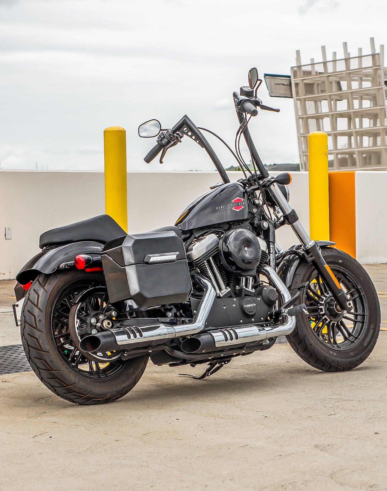 20L - Outlaw Quick-Mount Small Harley Sportster 1200 Custom XL1200C Painted Hard Saddlebags Life style 1