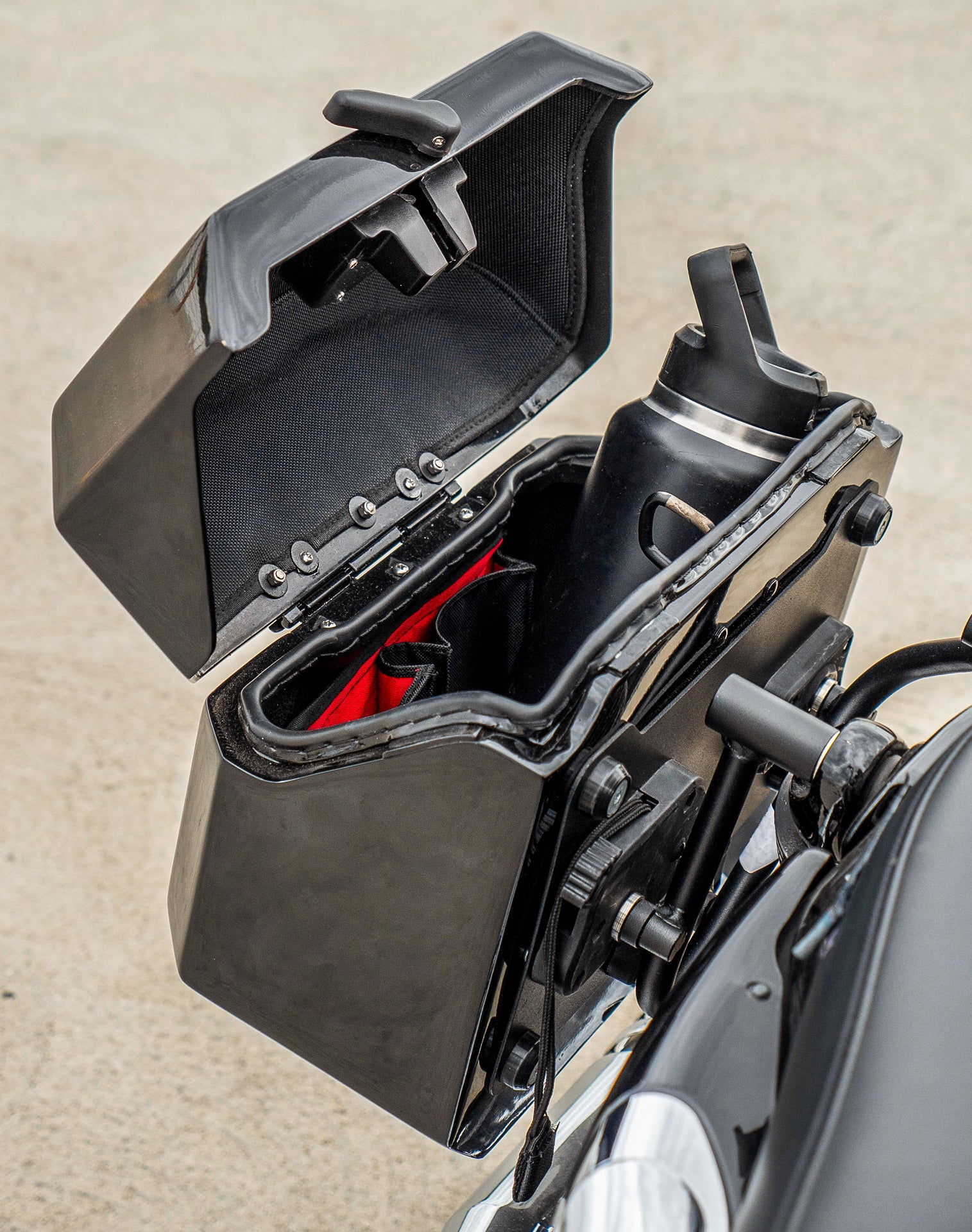 20L - Outlaw Quick-Mount Small Harley Sportster 1200 Custom XL1200C Painted Hard Saddlebags Life style 4