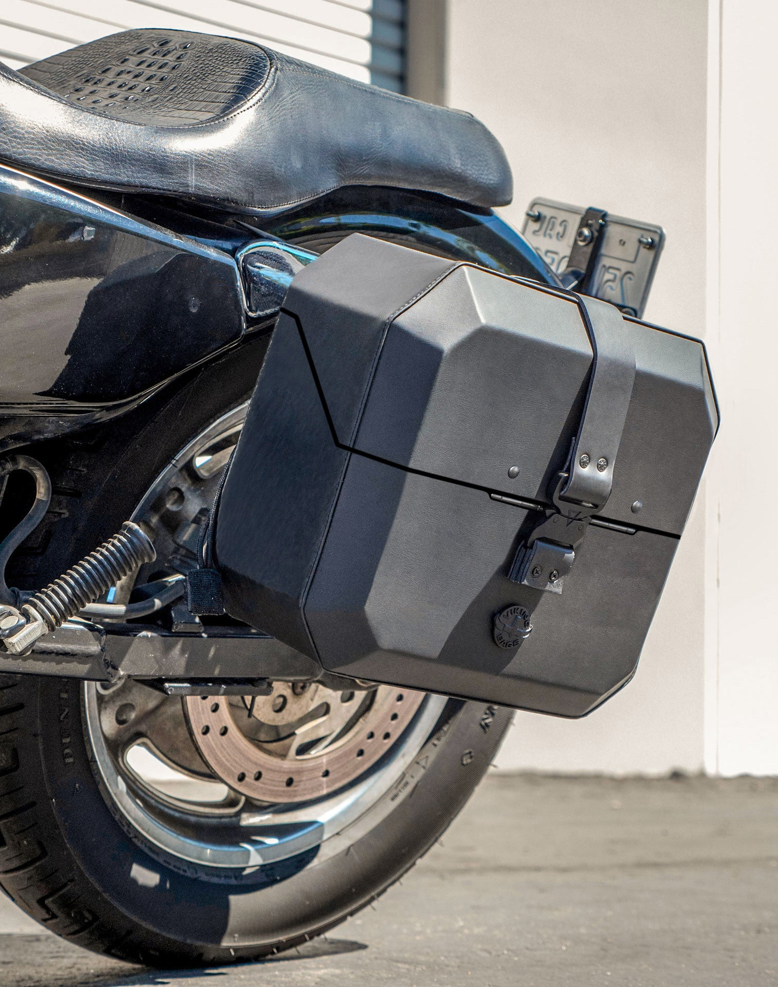 20L - Outlaw Quick-Mount Small Harley Sportster 1200 Custom XL1200C Leather Wrapped Hard Saddlebags Life Style 2