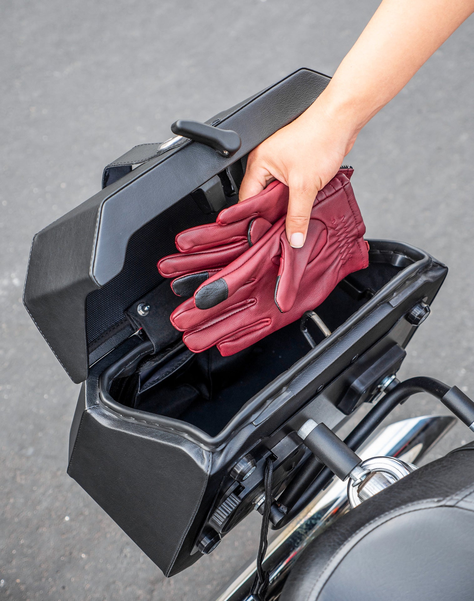 20L - Outlaw Quick-Mount Small Harley Sportster 1200 Low XL1200L Leather Wrapped Hard Saddlebags Life Style 4