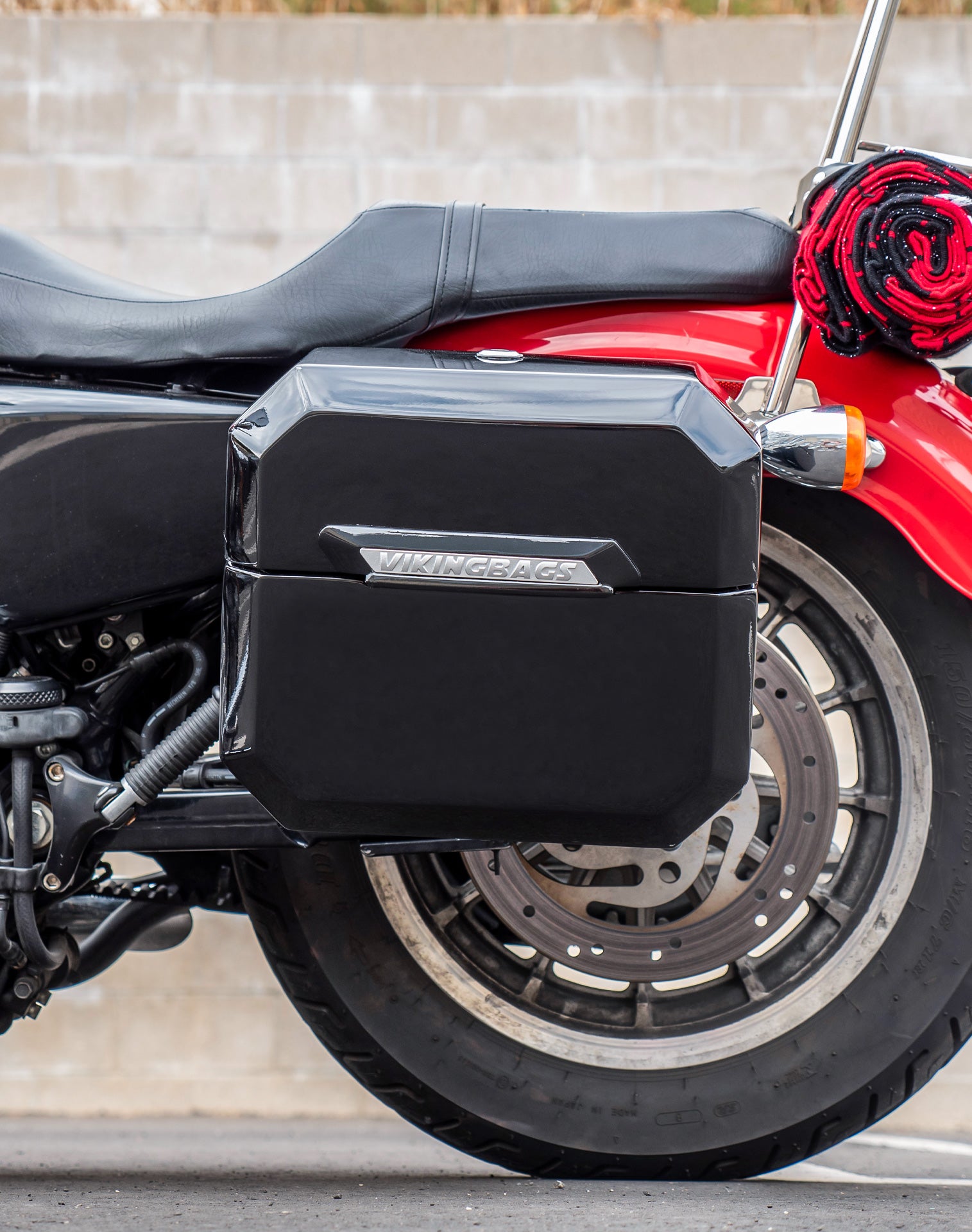 20L - Outlaw Quick-Mount Small Harley Sportster 1200 Low XL1200L Painted Hard Saddlebags Life style 2