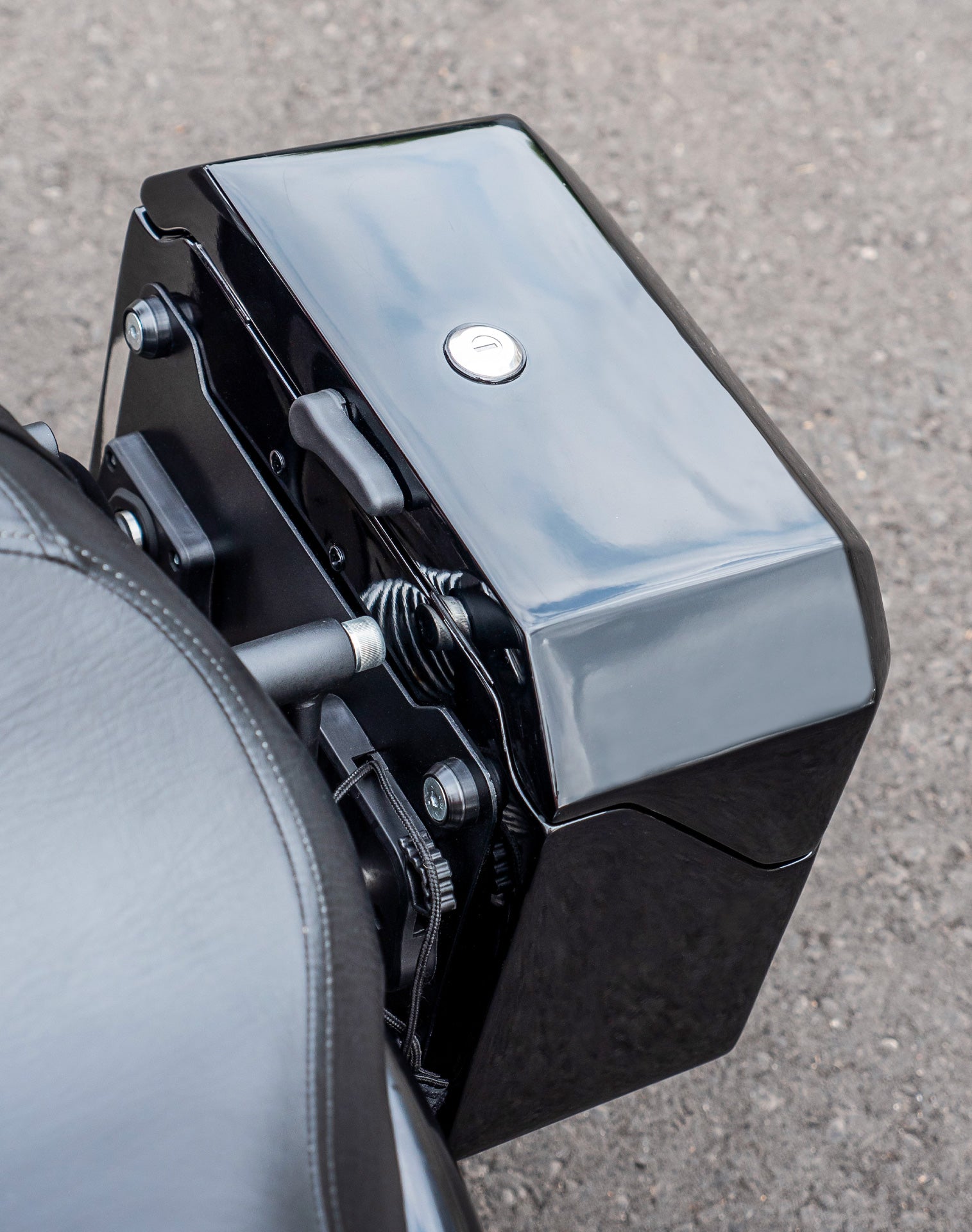 20L - Outlaw Quick-Mount Small Harley Sportster 1200 Low XL1200L Painted Hard Saddlebags Life style 3