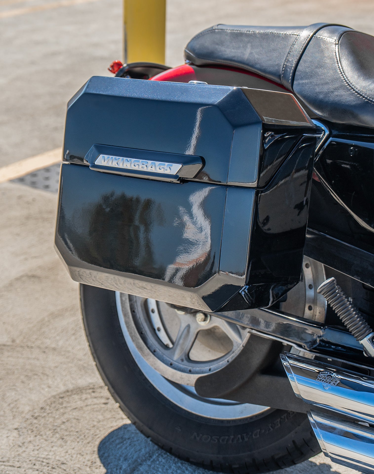 20L - Outlaw Quick-Mount Small Harley Sportster 883 Custom XL883C Painted Hard Saddlebags Lifestyle 3