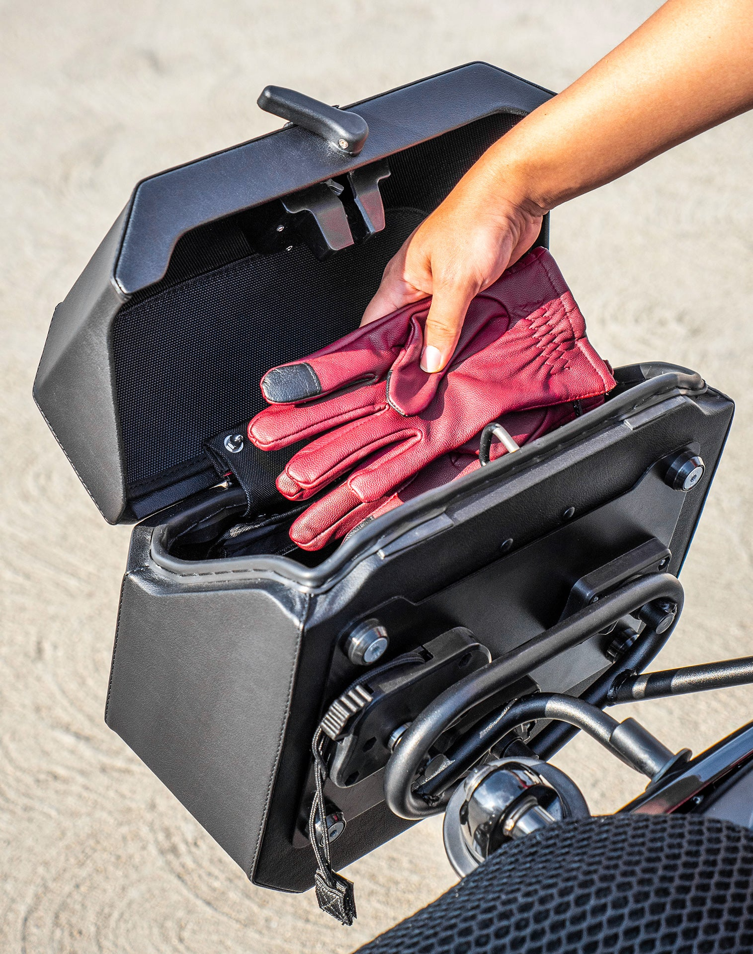 20L - Outlaw Quick-Mount Small Harley Sportster 883 Iron XL883N Leather Wrapped Hard Saddlebags Life style 4