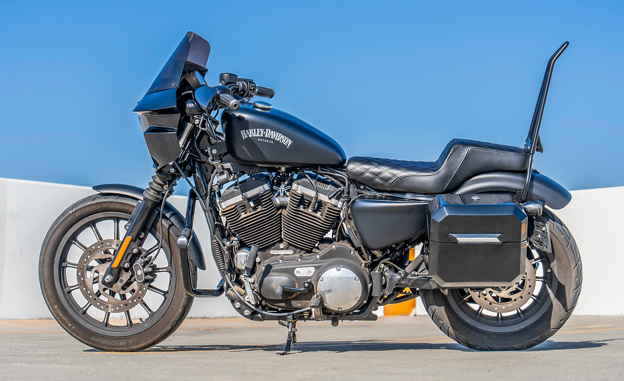 20L - Outlaw Quick-Mount Small Harley Sportster 883 Iron XL883N Painted Hard Saddlebags Lifestyle @expand