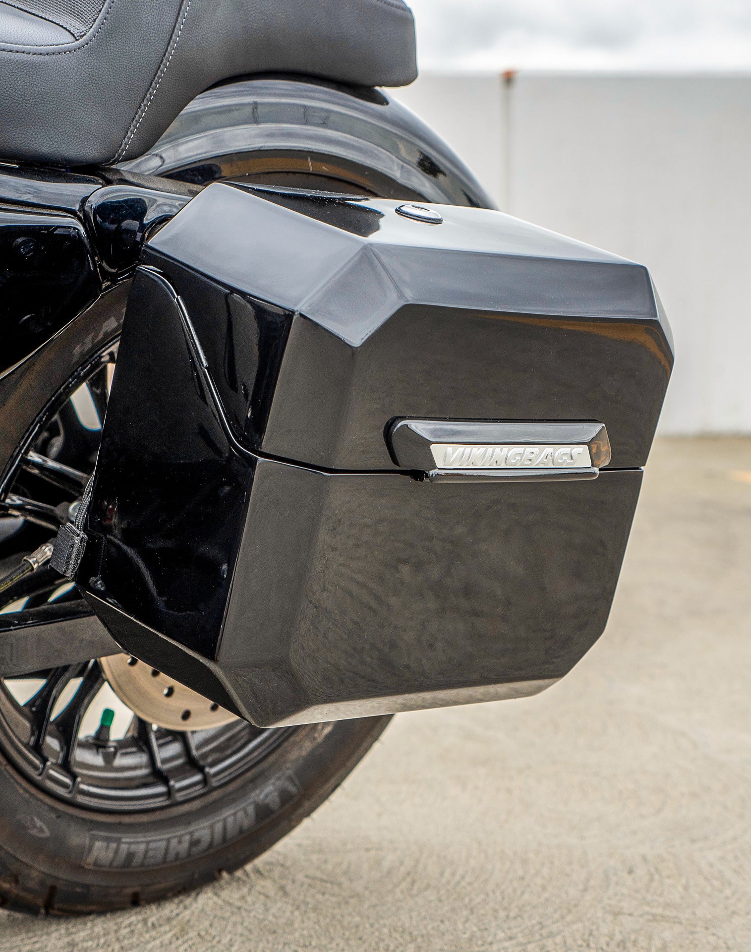 20L - Outlaw Quick-Mount Small Harley Sportster Forty Eight 48 Painted Hard Saddlebags Life style 3