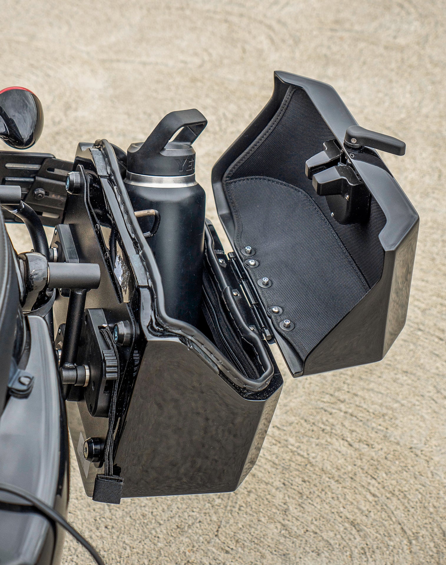 20L - Outlaw Quick-Mount Small Harley Sportster Forty Eight 48 Painted Hard Saddlebags Life style 4