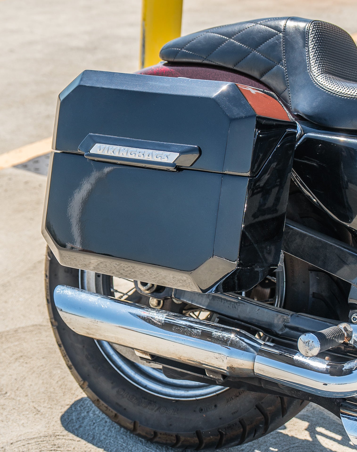 20L - Outlaw Quick-Mount Small Harley Sportster Seventy Two 72 Painted Hard Saddlebags Life style 3