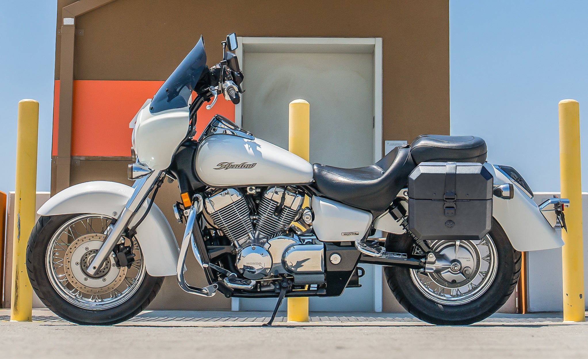 20L - Outlaw Quick-Mount Small Honda 750 Shadow Aero Leather Wrapped Hard Saddlebags Life Style Photo @expand