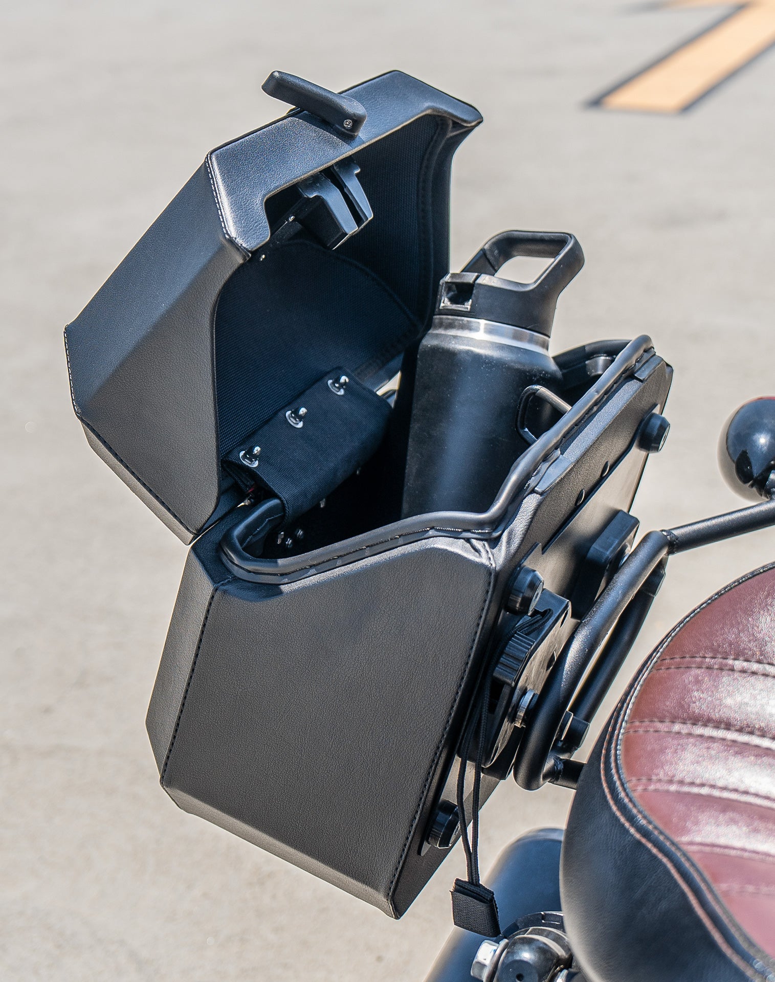 20L - Outlaw Quick-Mount Small Indian Scout Bobber Sixty Leather Wrapped Hard Saddlebags Life style 4