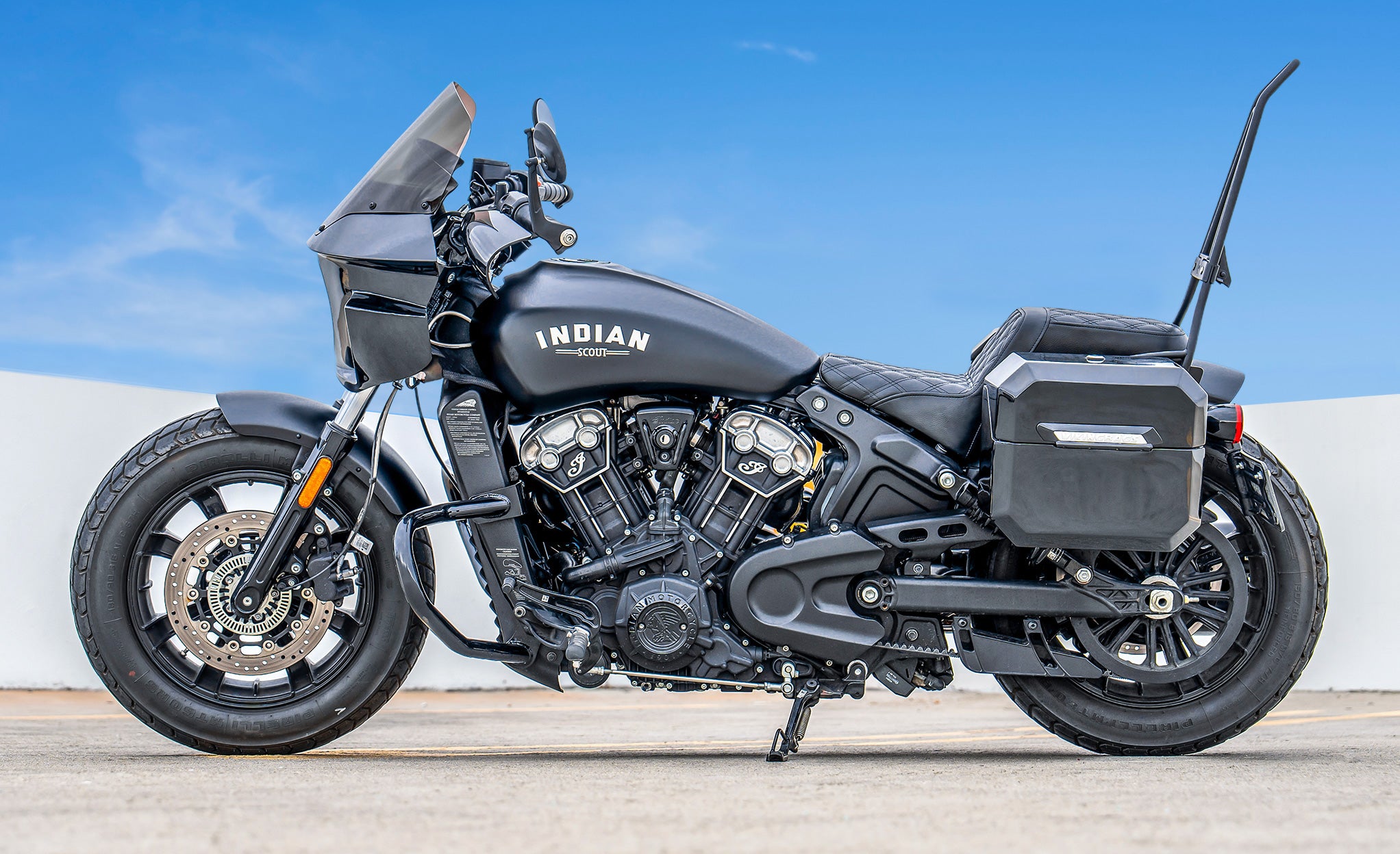 20L - Outlaw Quick-Mount Small Indian Scout Bobber Sixty Painted Hard Saddlebags Lifestyle @expand