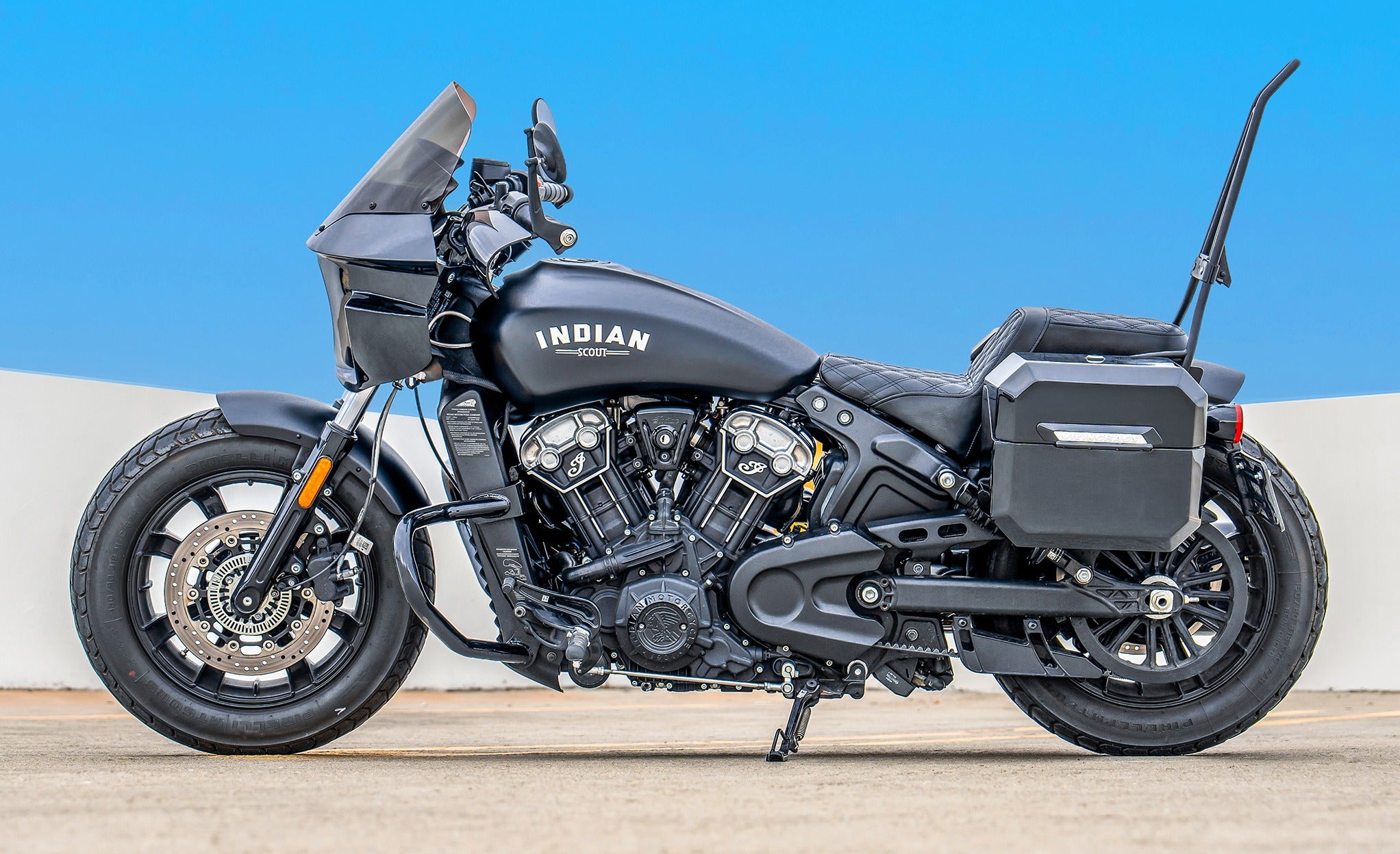 20L - Outlaw Quick-Mount Small Indian Scout Rogue Sixty Painted Hard Saddlebags Lifestyle @expand