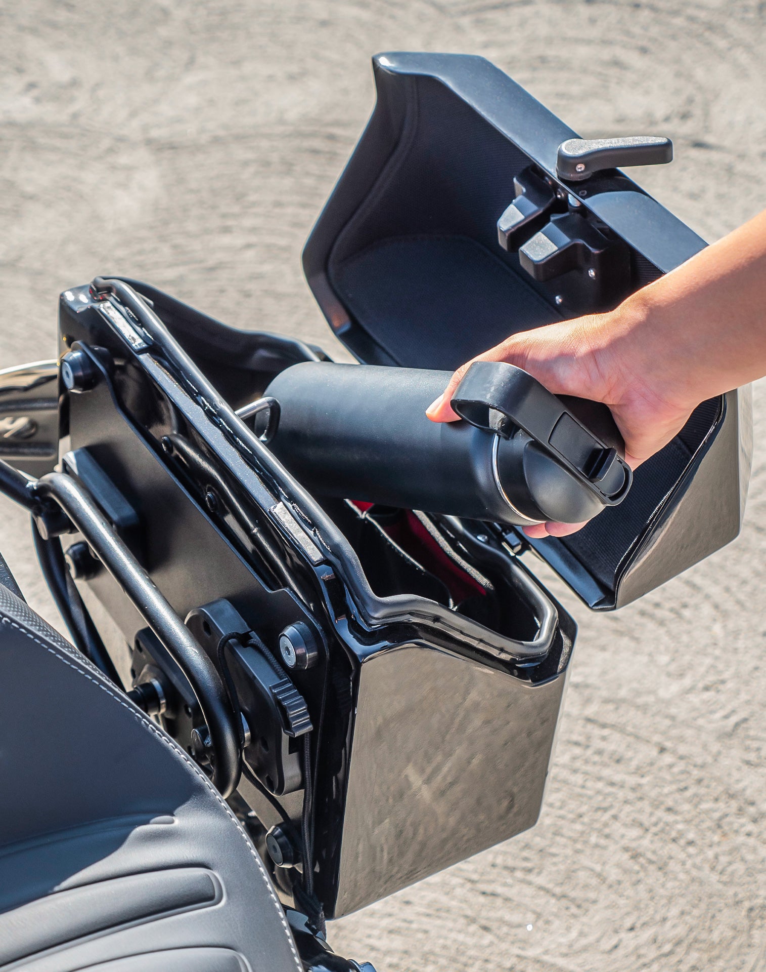 20L - Outlaw Quick-Mount Small Indian Scout Rogue Sixty Painted Hard Saddlebags Life style 3