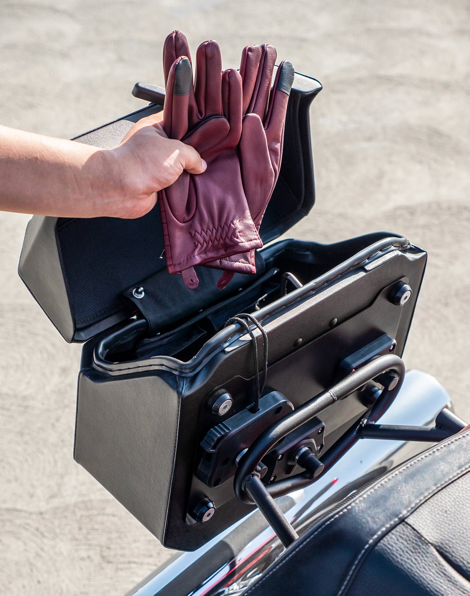 20L - Outlaw Quick-Mount Small Indian Sport Chief Leather Wrapped Hard Saddle Bag Life Style 4