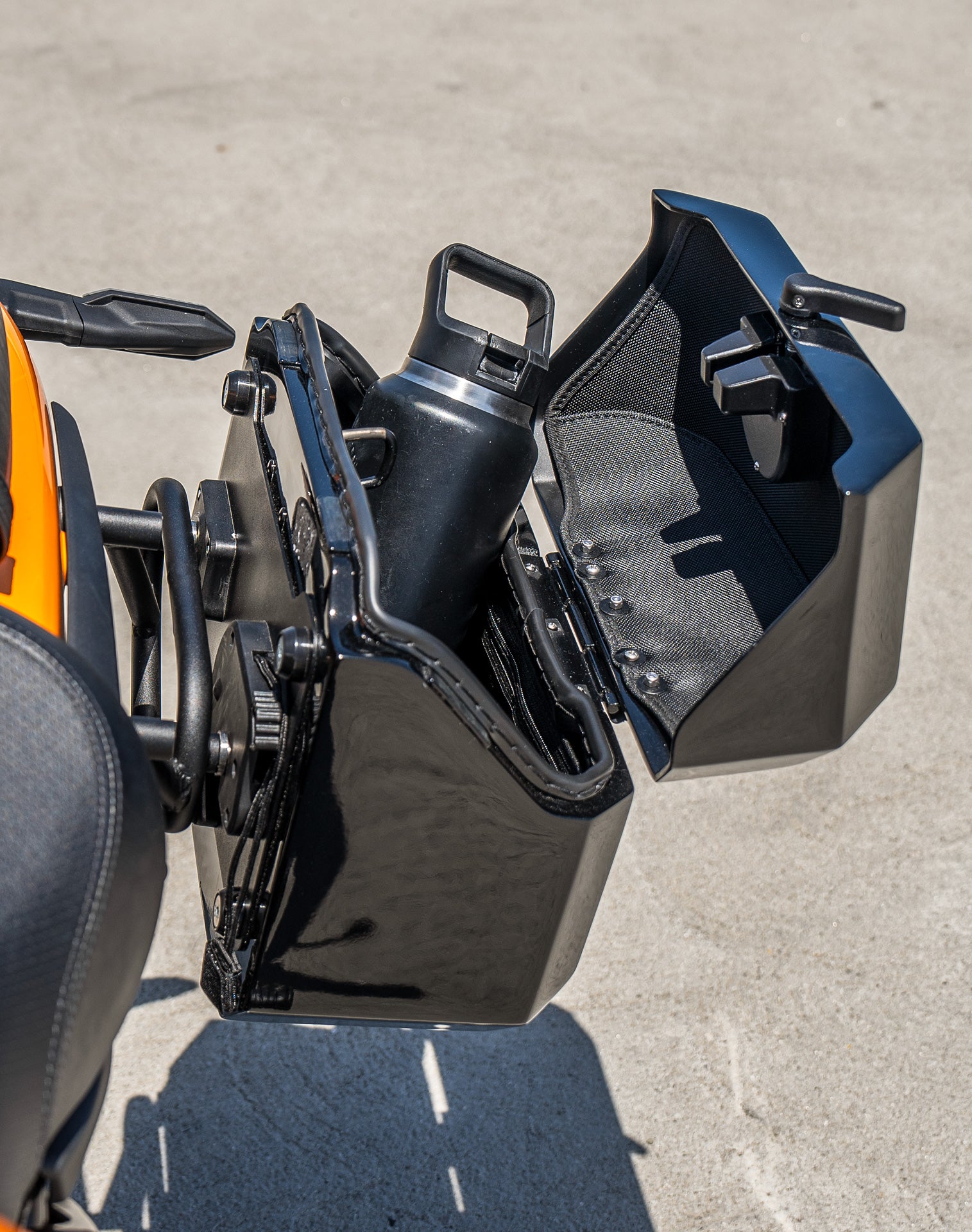 20L - Outlaw Quick-Mount Small Kawasaki Eliminator 450 Painted Hard Saddlebags Life style 3