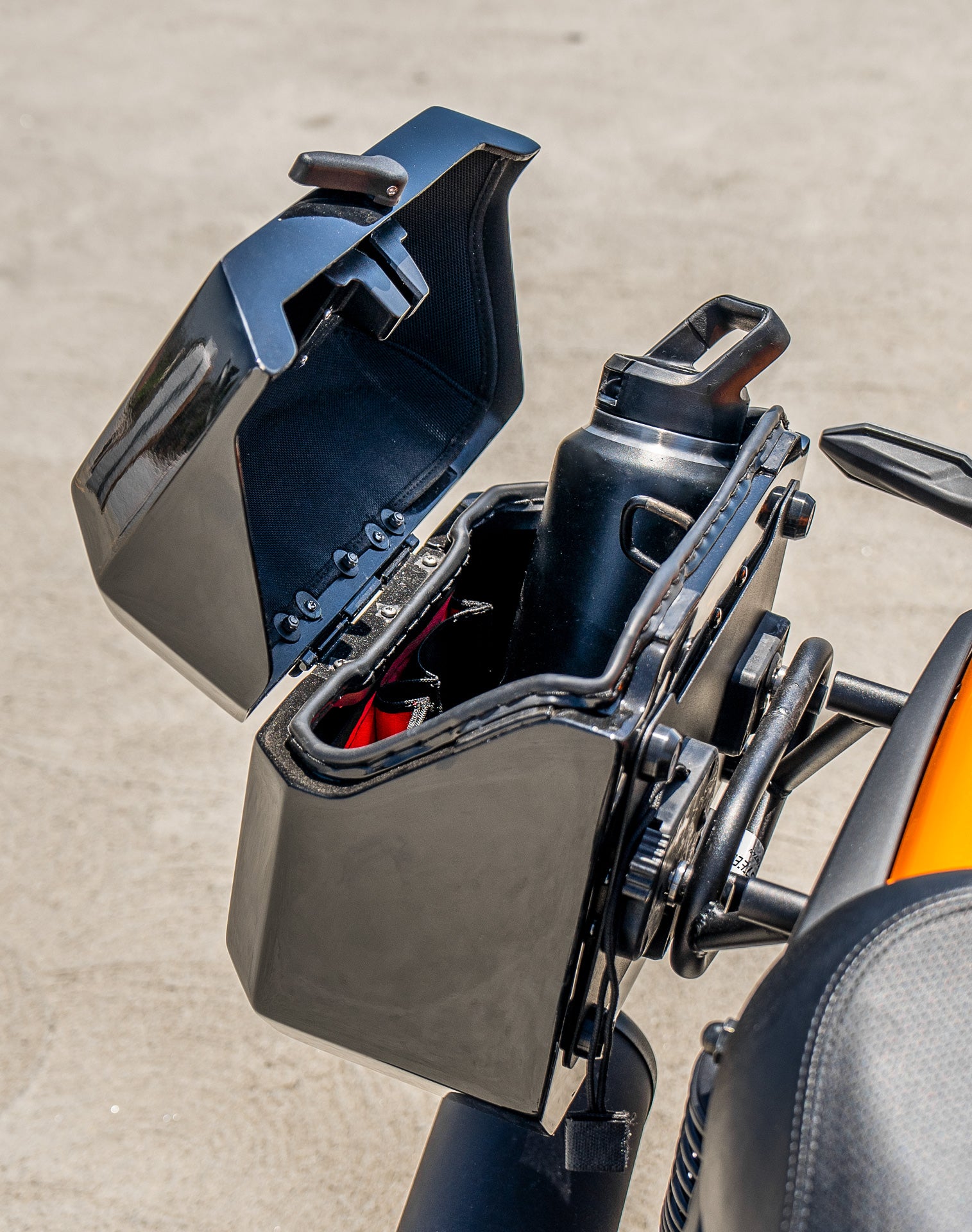 20L - Outlaw Quick-Mount Small Kawasaki Eliminator 450 Painted Hard Saddlebags Life style 4