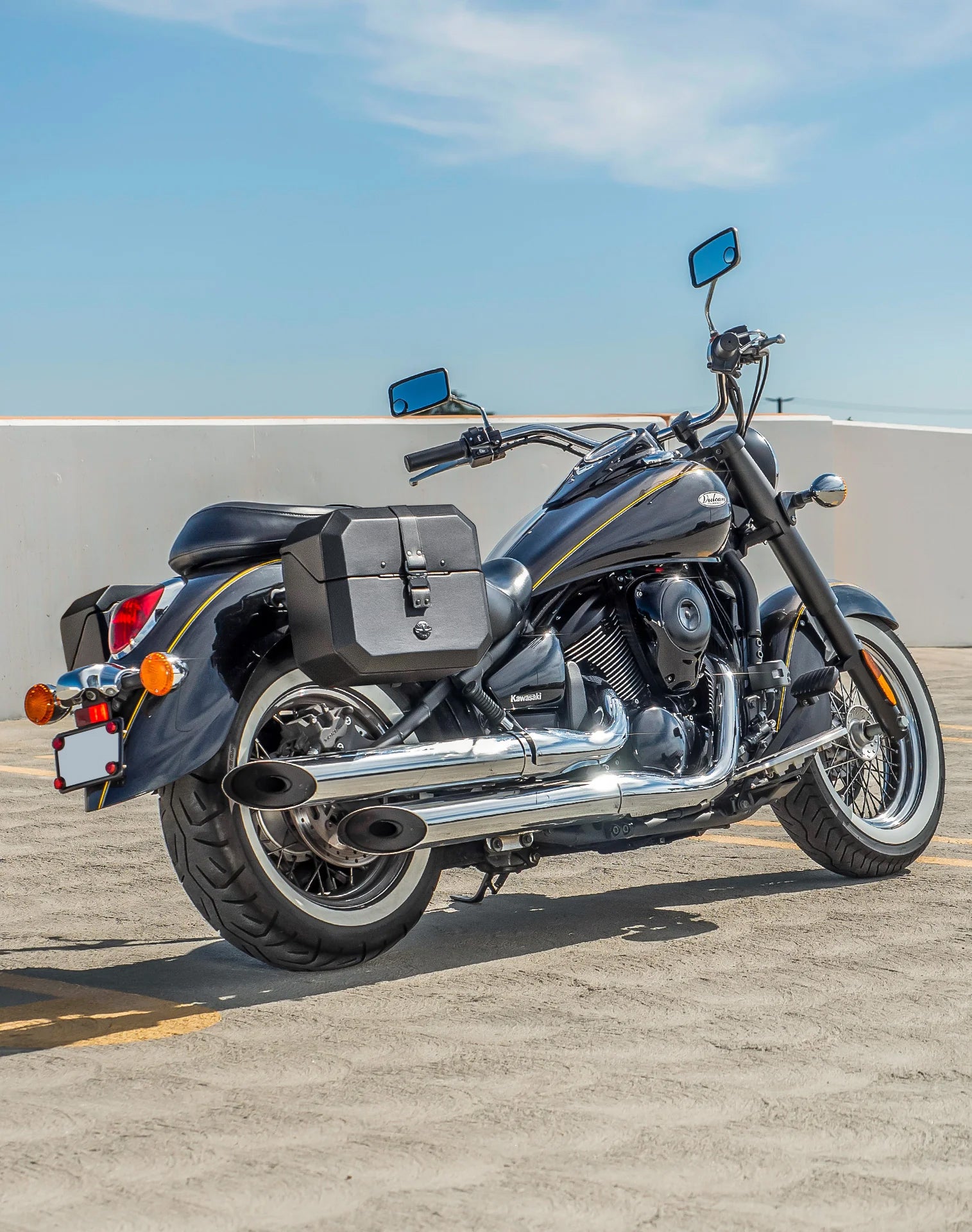 20L - Outlaw Quick-Mount Small Kawasaki Vulcan 900 Classic VN900 Leather Wrapped Hard Saddlebags Life Style 1