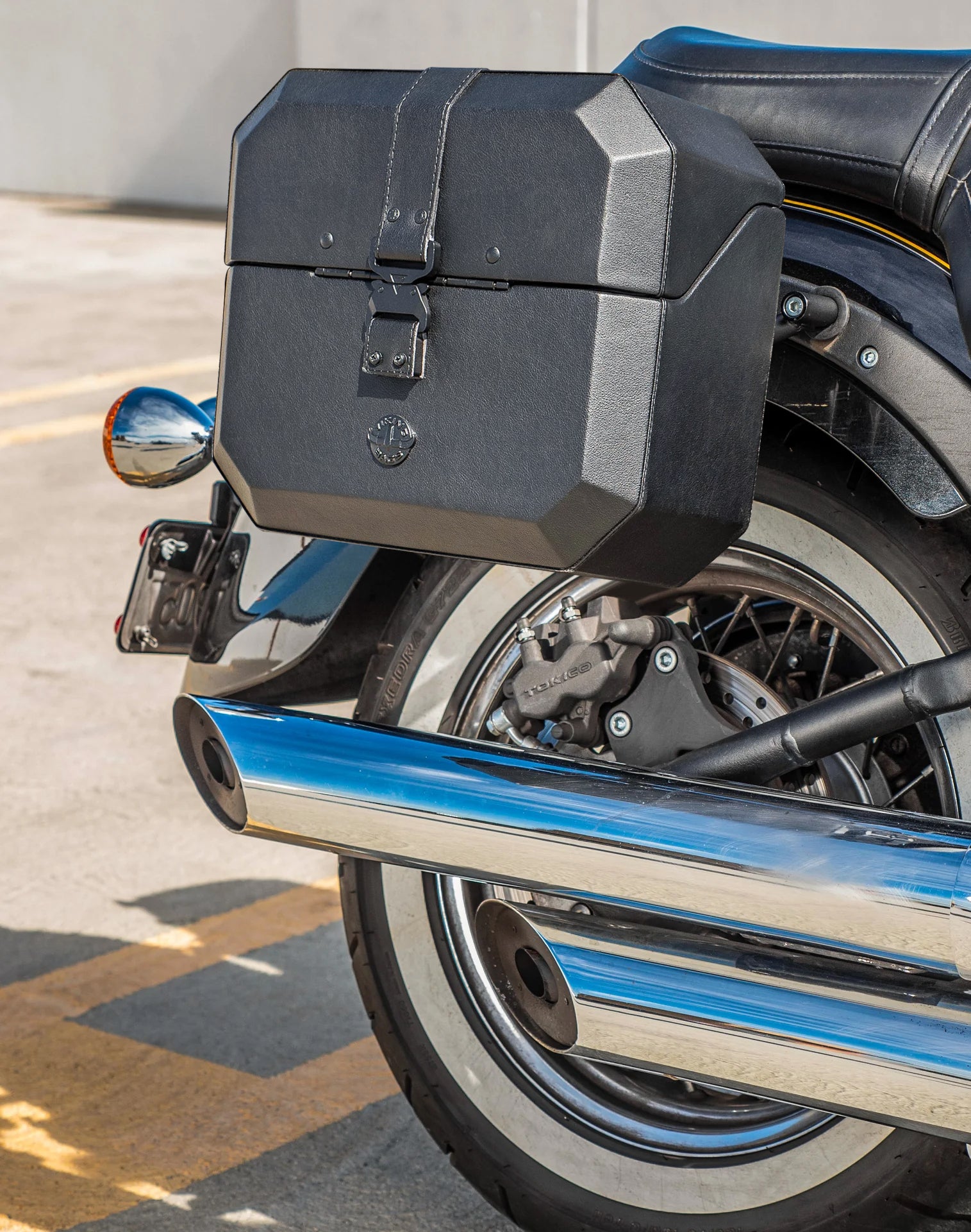 20L - Outlaw Quick-Mount Small Kawasaki Vulcan 900 Classic VN900 Leather Wrapped Hard Saddlebags Life Style 3