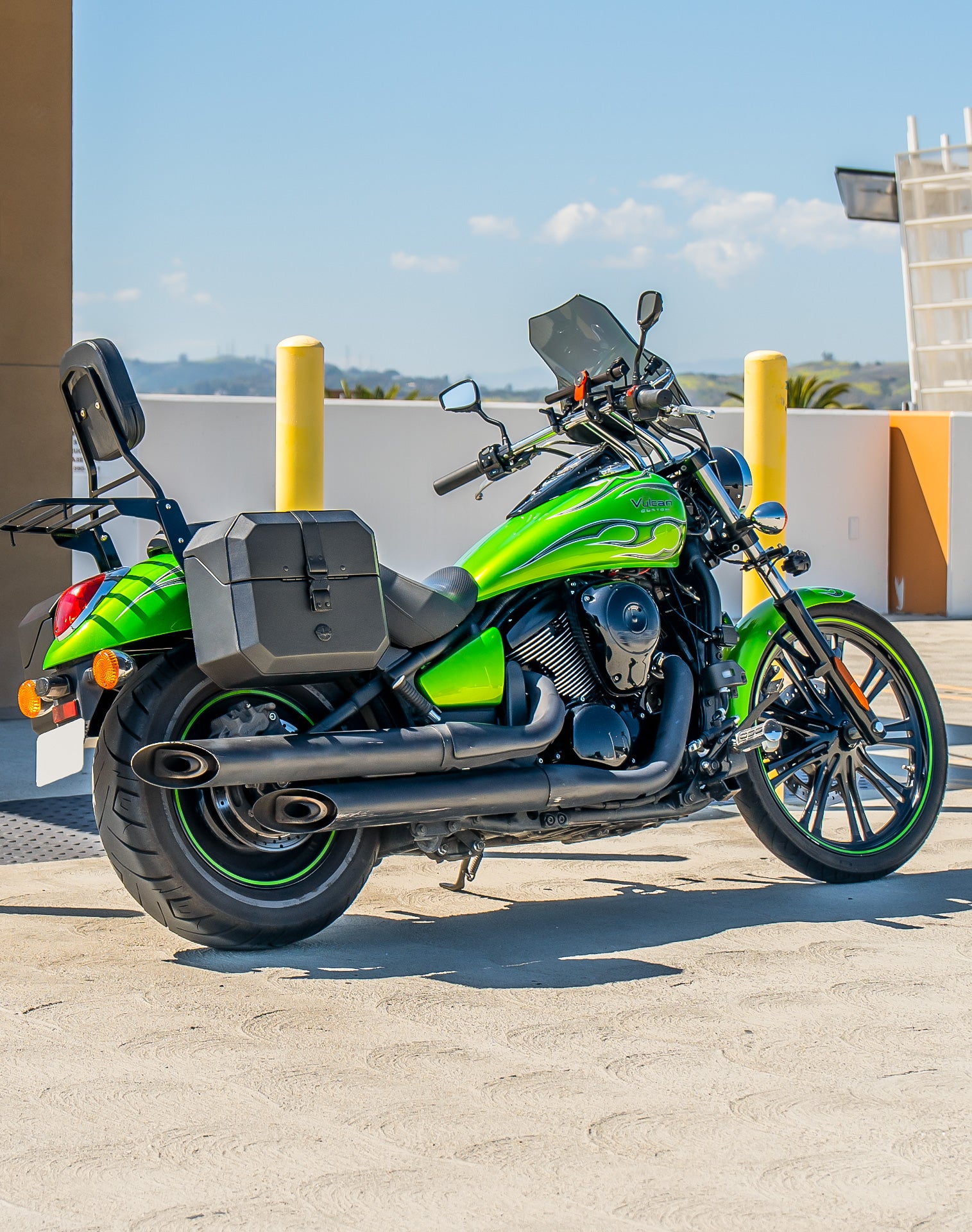 20L - Outlaw Quick-Mount Small Kawasaki Vulcan 900 Custom Leather Wrapped Hard Saddlebags Life Style 1