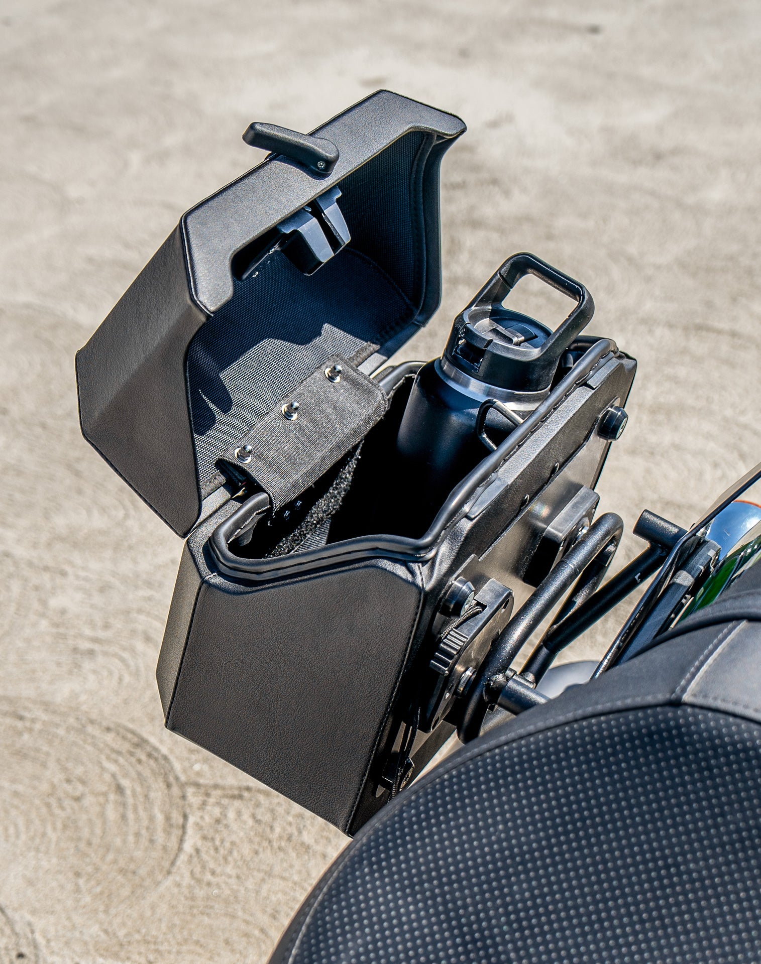 20L - Outlaw Quick-Mount Small Kawasaki Vulcan 900 Custom Leather Wrapped Hard Saddlebags Life Style 4