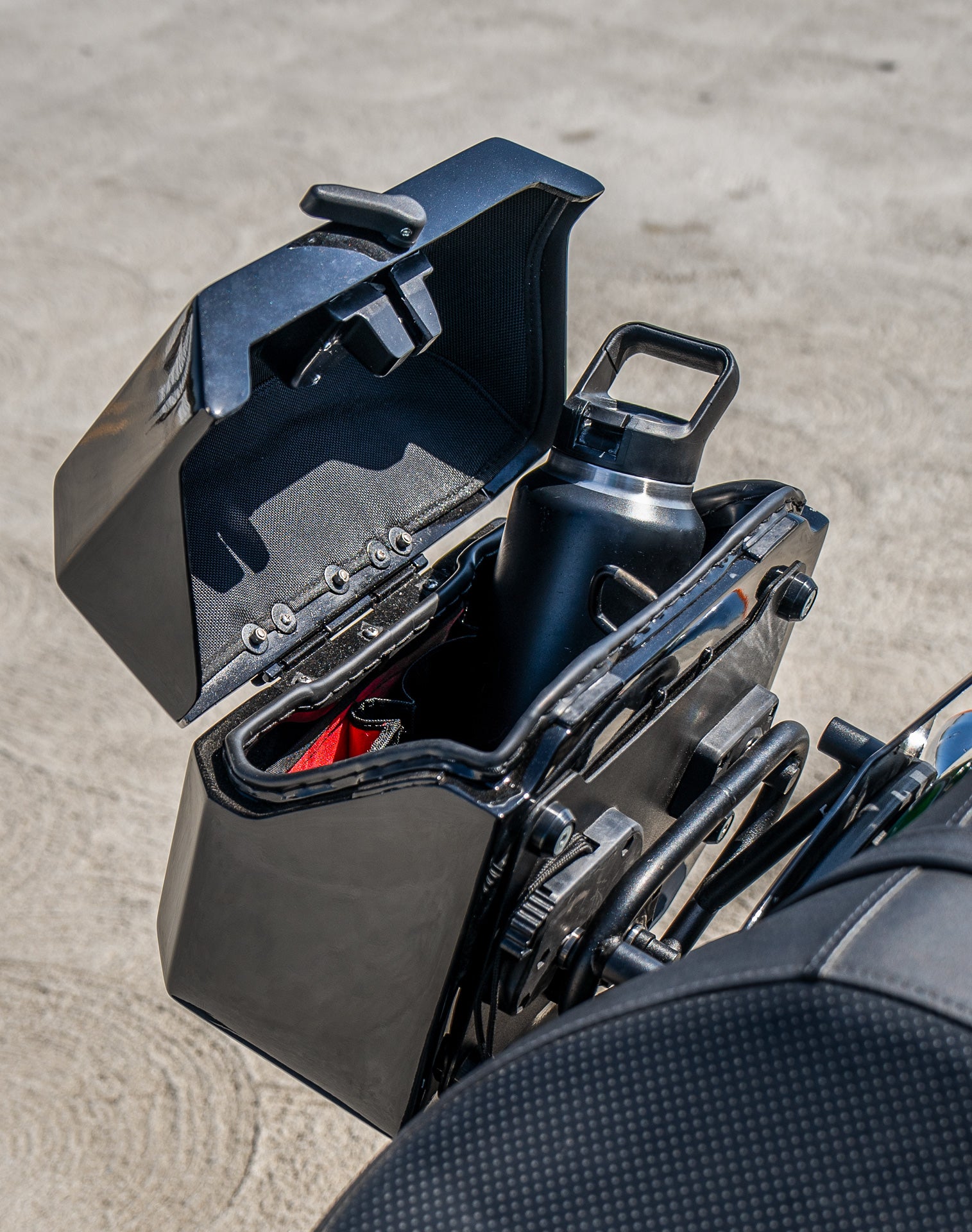 20L - Outlaw Quick-Mount Small Kawasaki Vulcan 900 Custom Painted Hard Saddlebags Life style 4