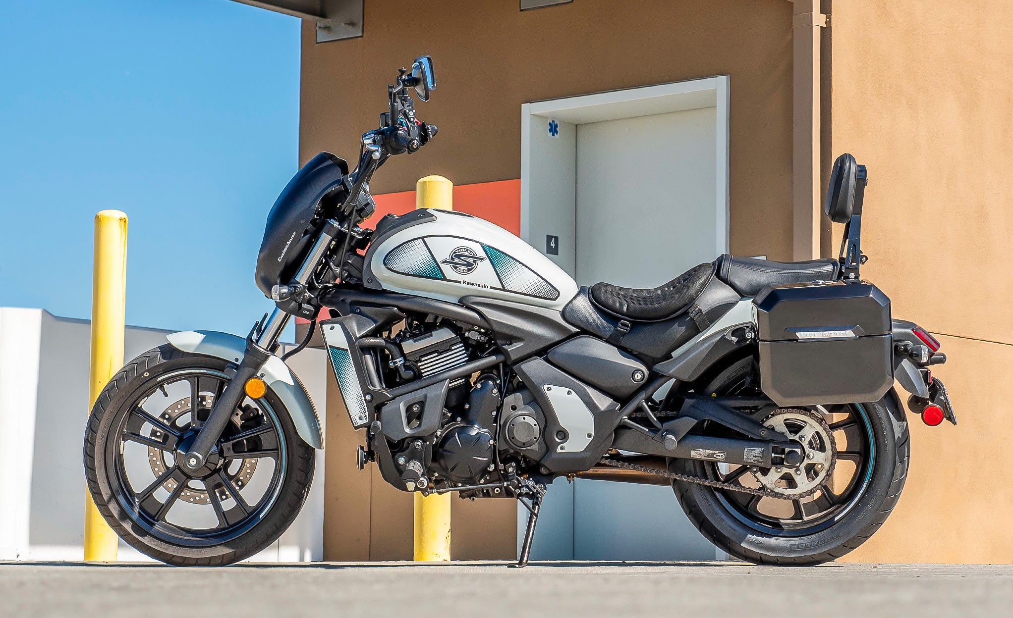 20L - Outlaw Quick-Mount Small Kawasaki Vulcan S Painted Hard Saddlebags Life Style Photo @expand