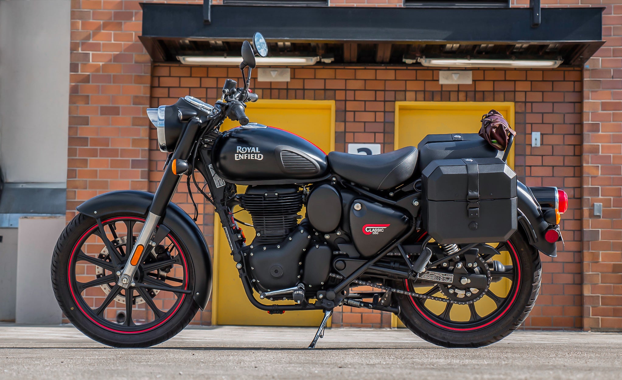 20L - Outlaw Quick-Mount Small Royal Enfield Classic 350 Leather Wrapped Hard Saddlebags Life Style Photo @expand