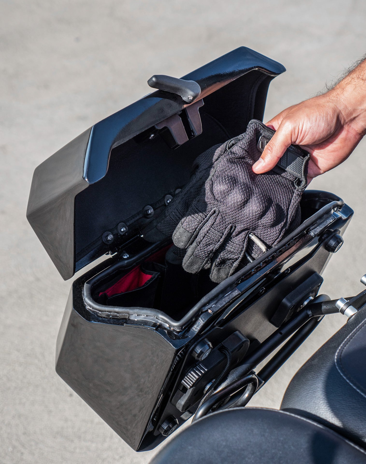 20L - Outlaw Quick-Mount Small Royal Enfield Classic 350 Painted Hard Saddlebags Life style 4