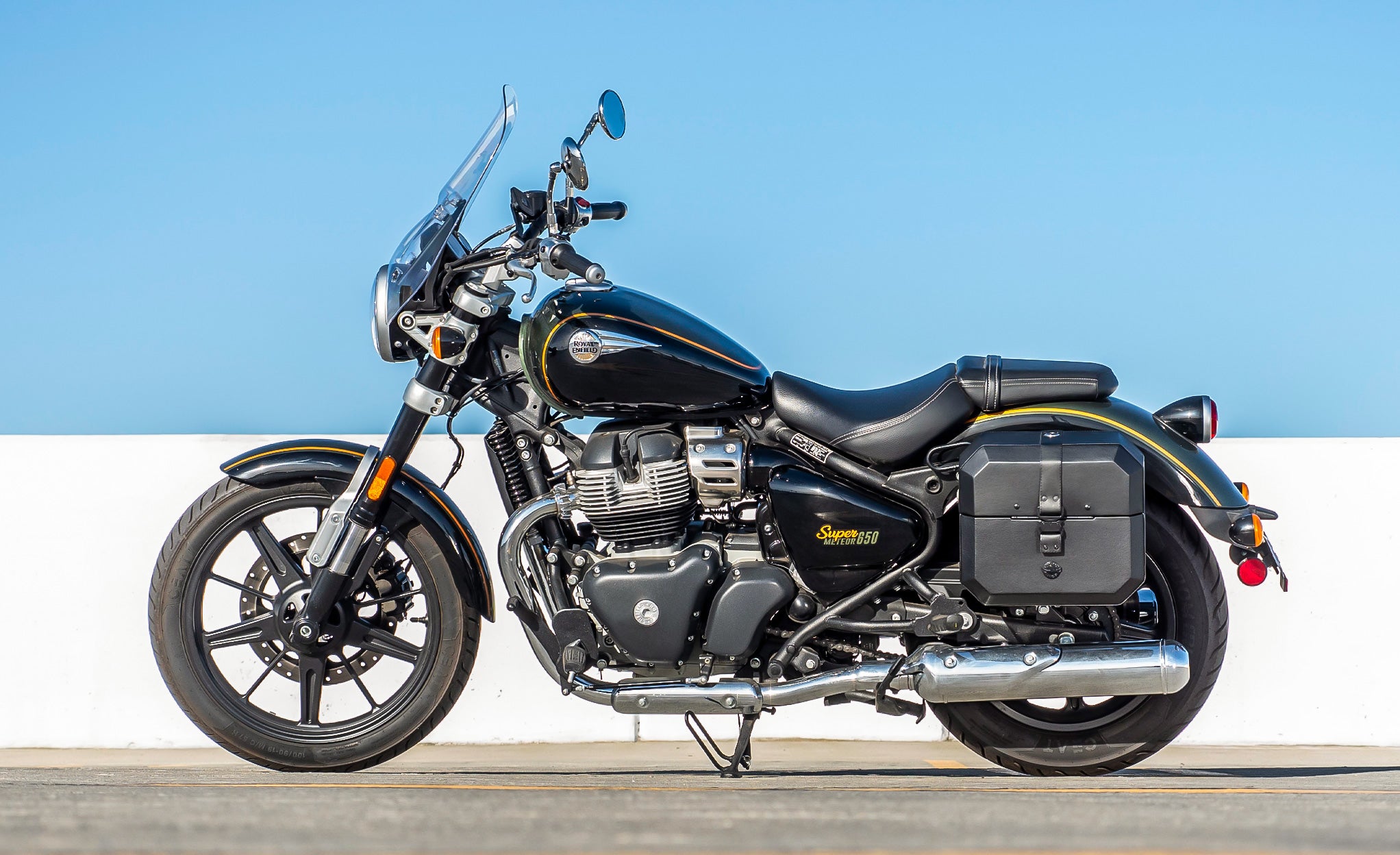 20L - Outlaw Quick-Mount Small Royal Enfield Super Meteor 650 Leather Wrapped Hard Saddlebags Life Style Photo @expand