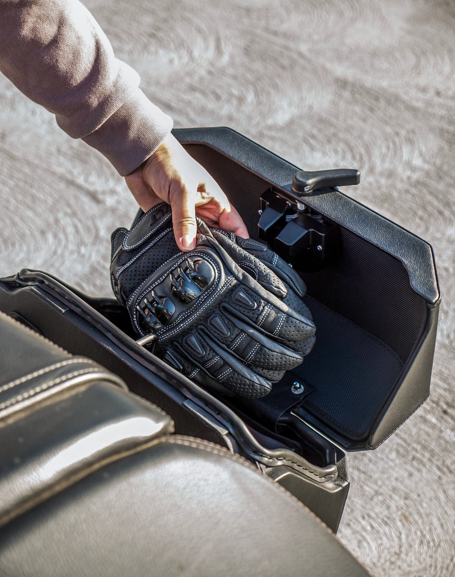 20L - Outlaw Quick-Mount Small Royal Enfield Super Meteor 650 Leather Wrapped Hard Saddlebags Life style 3