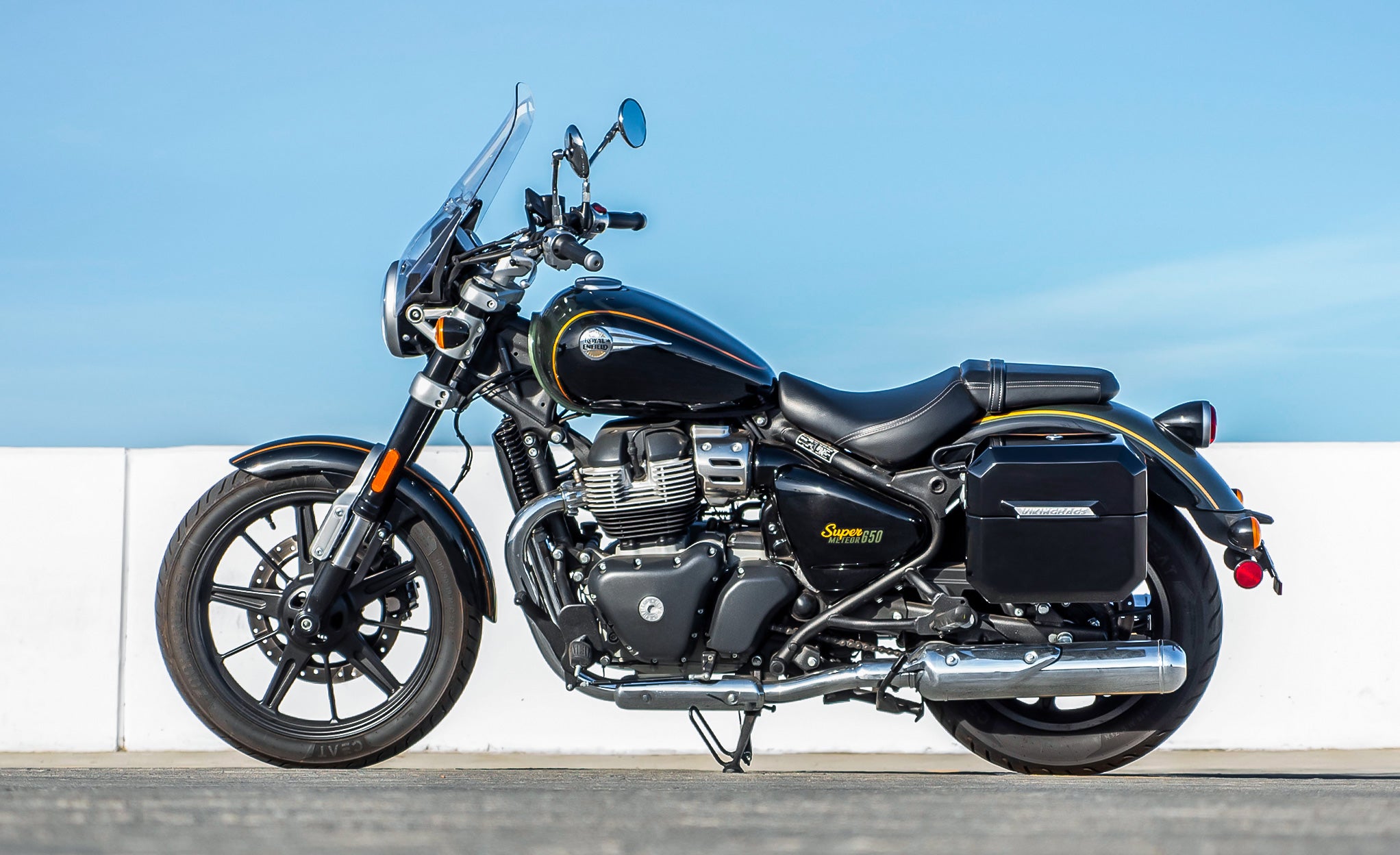 20L - Outlaw Quick-Mount Small Royal Enfield Super Meteor 650 Painted Hard Saddlebags Life Style Photo @expand